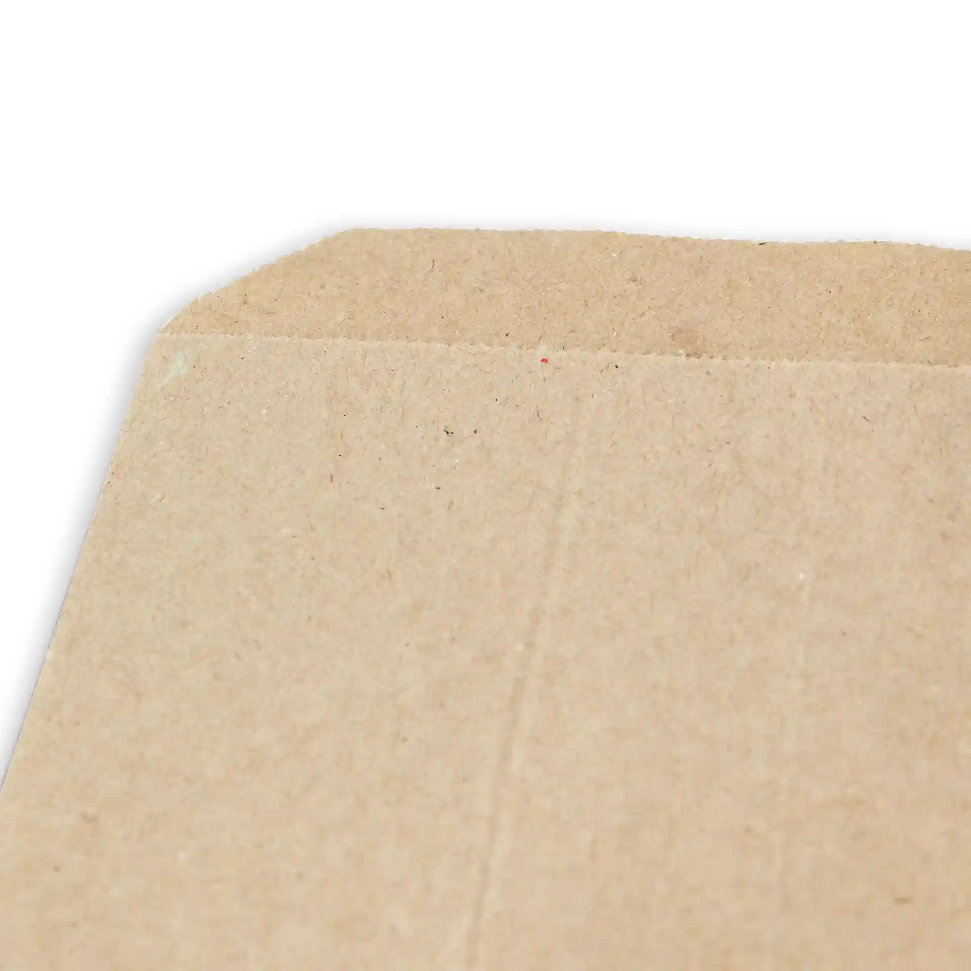 Close-up van de bovenrand van een bruine kraftpapier platte tas, met een gladde oppervlakte en een gevouwen hoek.