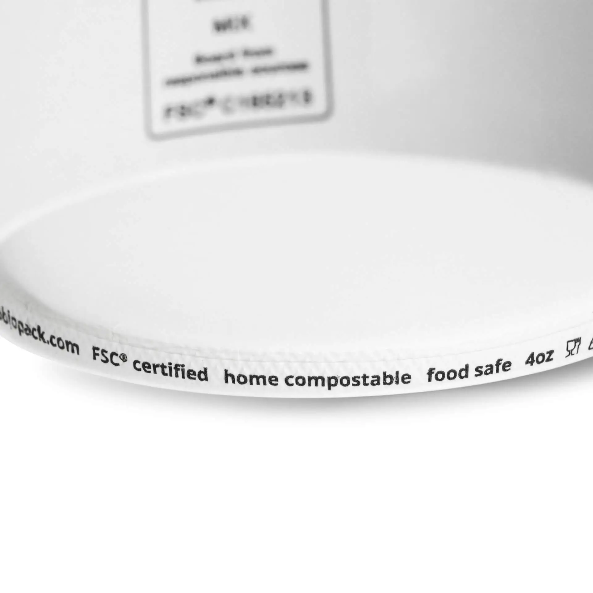 Witte 4 oz ijsbeker met PE-coating; voorzien van label dat aangeeft dat het thuis composteerbaar en voedselveilig is.