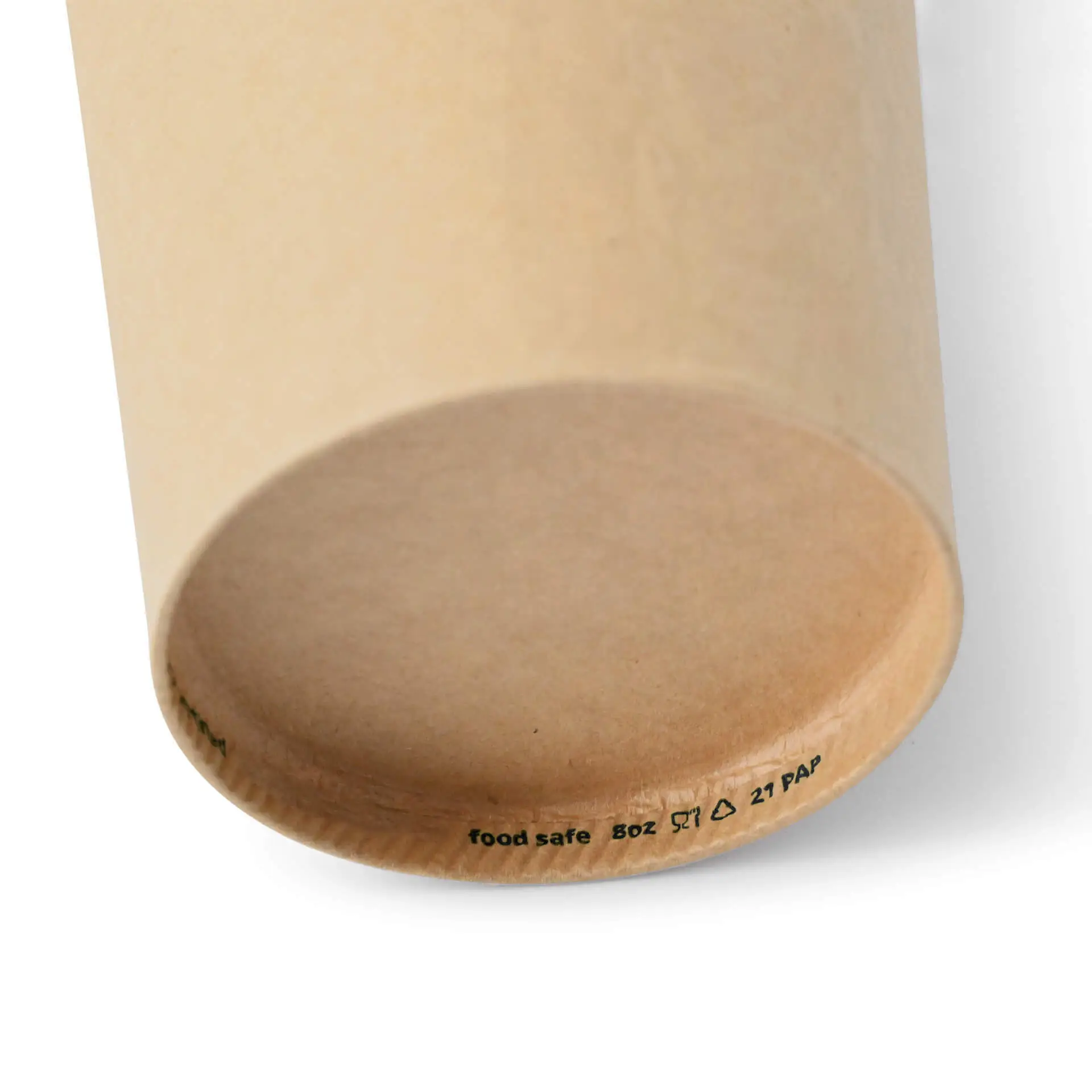 Foto van een bruin papieren beker met een ronde basis, met zichtbare markeringen aan de onderkant, inclusief maat- en materiaaldetails.
