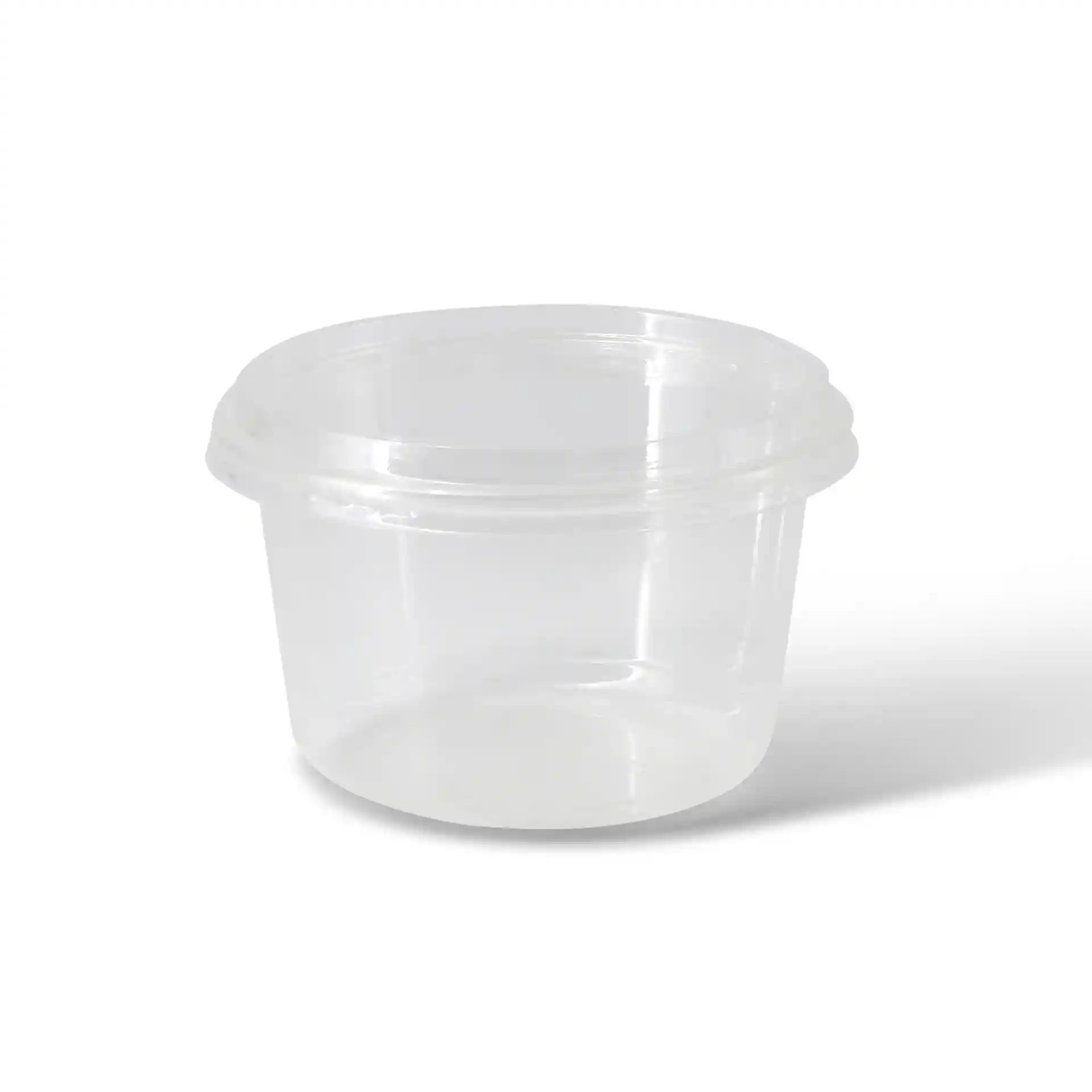 Transparante ronde deli-container met een inhoud van 500 ml en een diameter van 121 mm.