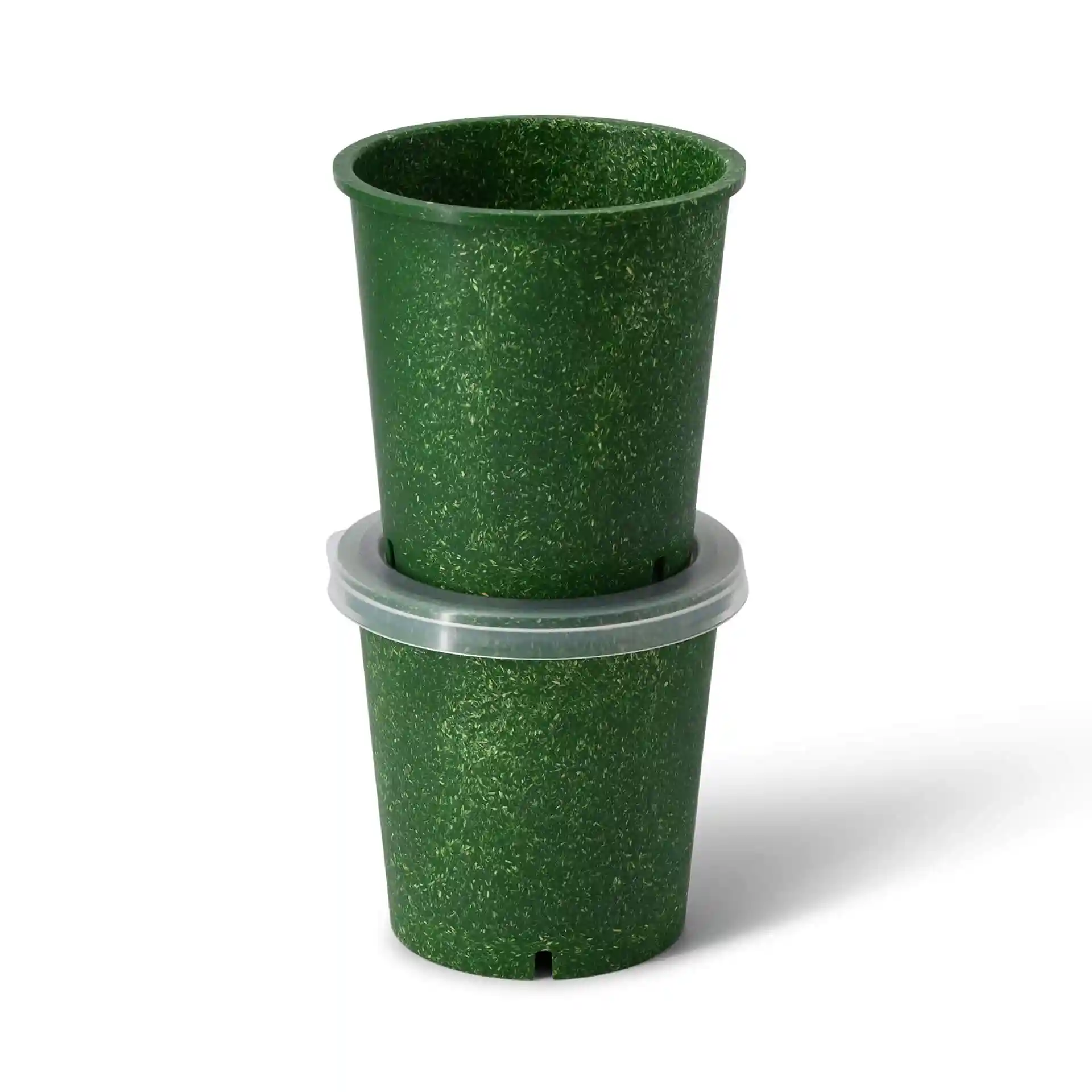 Twee stapelbare groene bekers, met een doorzichtige deksel op de onderste beker, met afvoergaten.