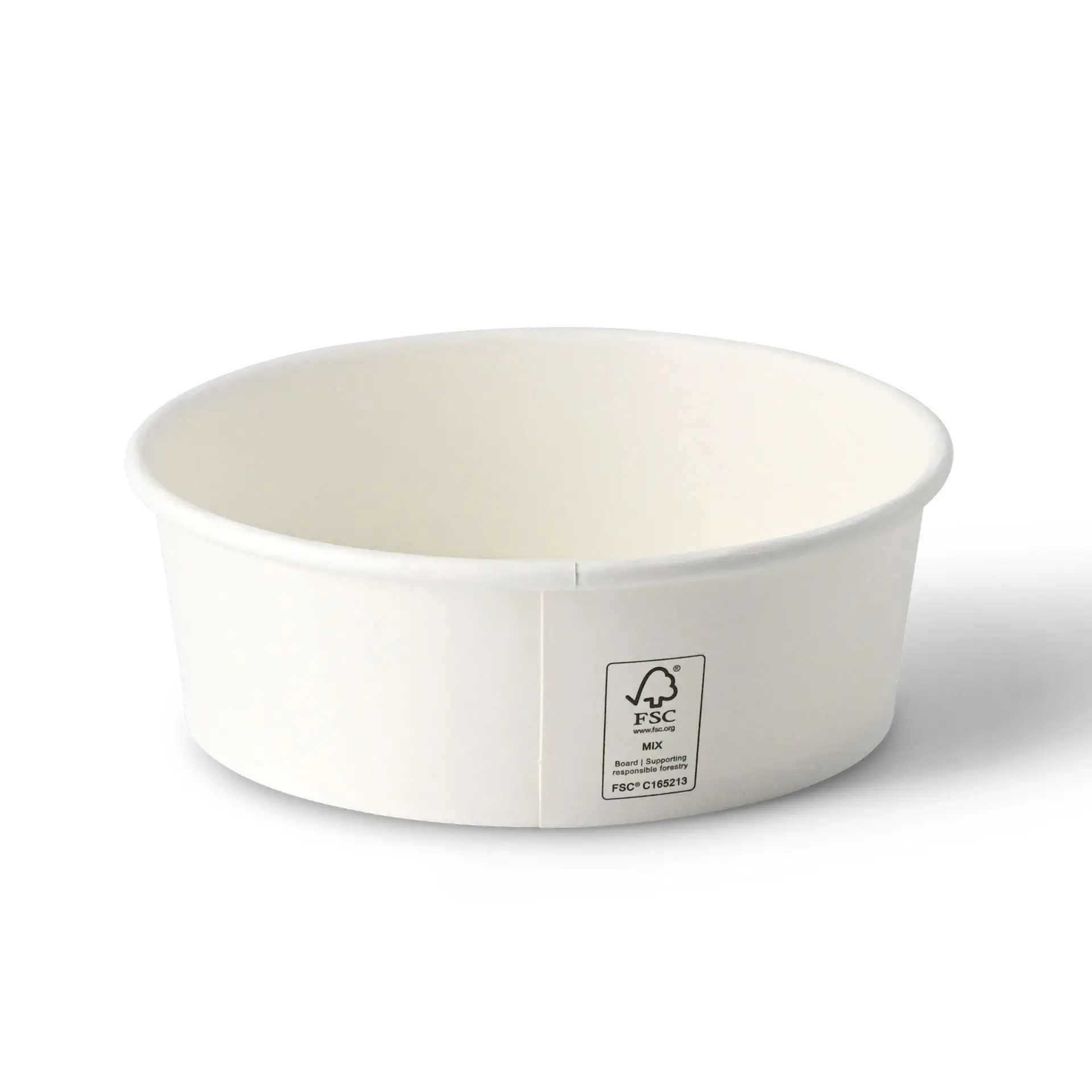 Een witte papieren saladekom, PE-gecoat, 400 ml capaciteit, geschikt voor warme en koude gerechten, met FSC-certificaat.
