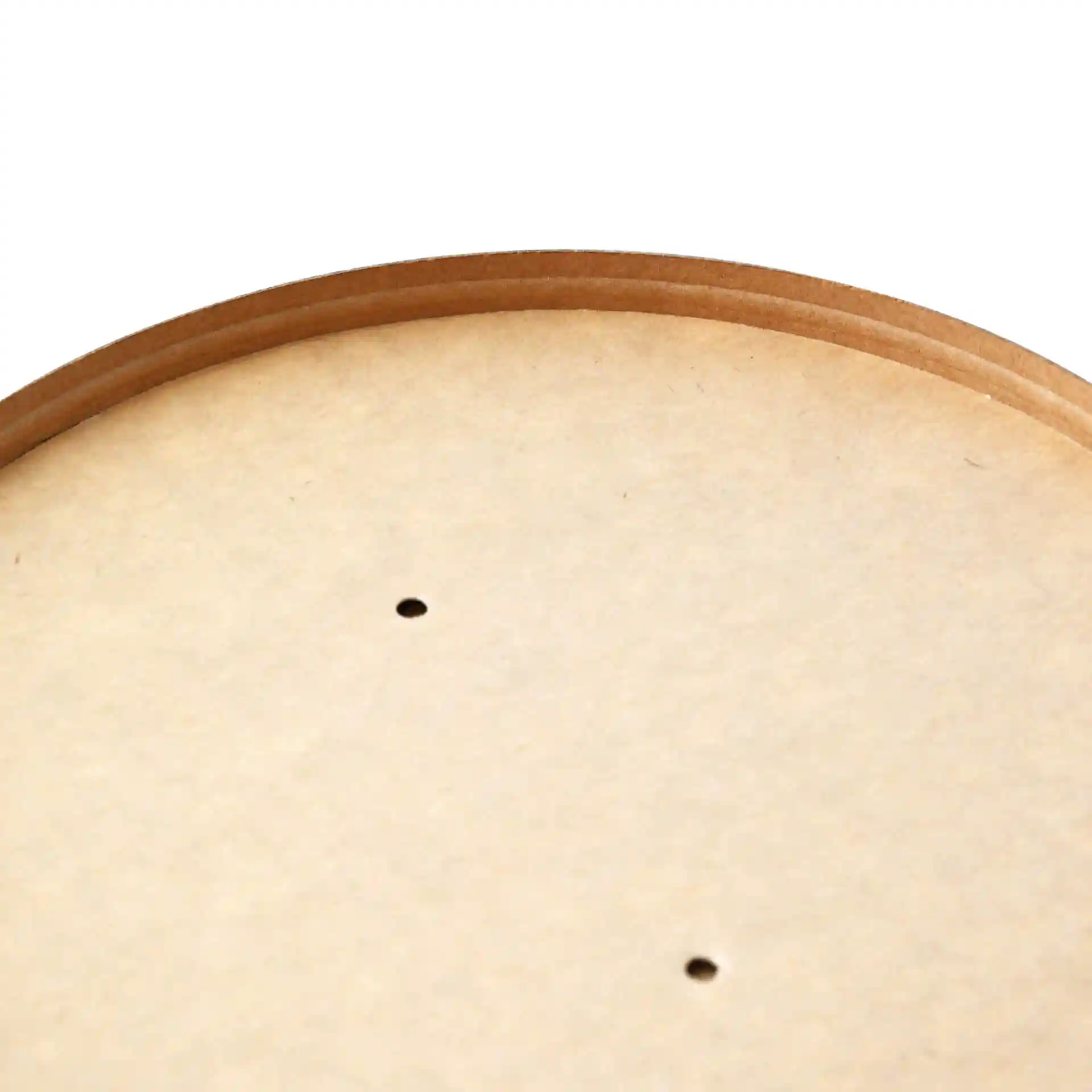 Bruine ronde kartonnen bekerdekselmembrane met twee kleine gaten, diameter 185 mm.