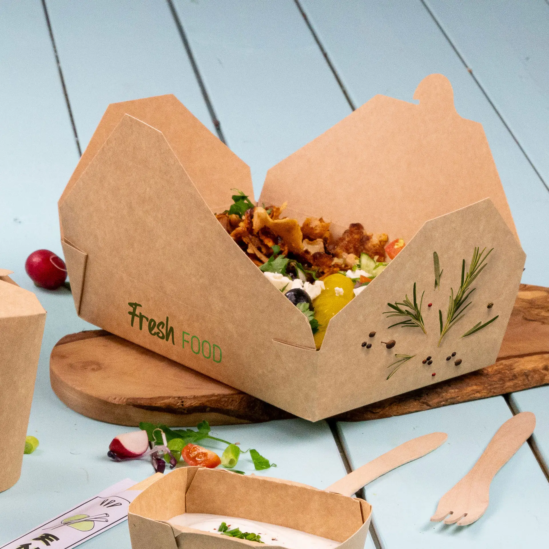 Aangepaste geprinte takeawaydoos, 1100 ml, met een "Verse Voeding" label en versierd met kruiden; op een houten oppervlak met extra containers.
