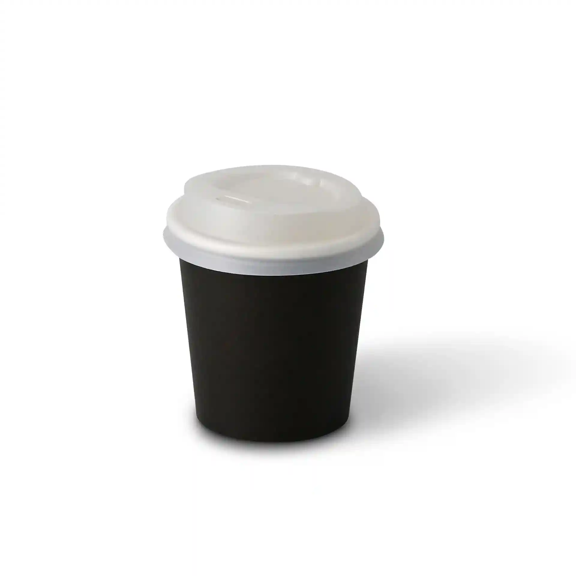 Zwarte papieren beker met een witte deksel, 100 ml capaciteit, enkele wandconstructie, diameter van 62 mm.