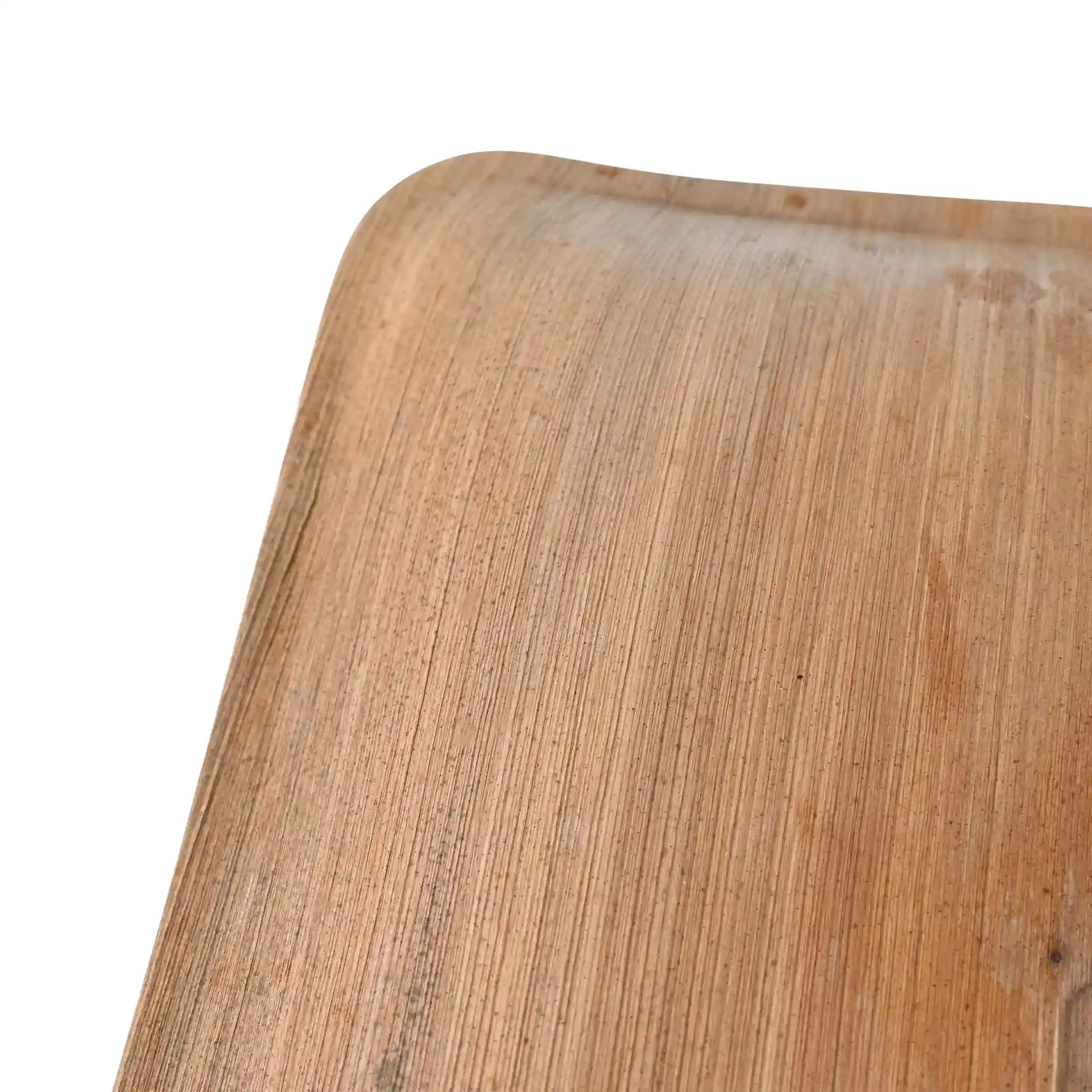 Close-up van een vierkant palmblad bord met een natuurlijke nerfstructuur op een witte achtergrond.