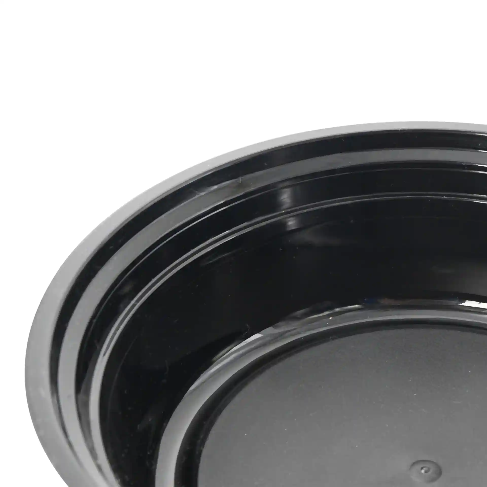 Zwarte ronde herbruikbare plaat met een diameter van 158 mm en een hoogte van 42 mm, gemaakt van PP-materiaal.
