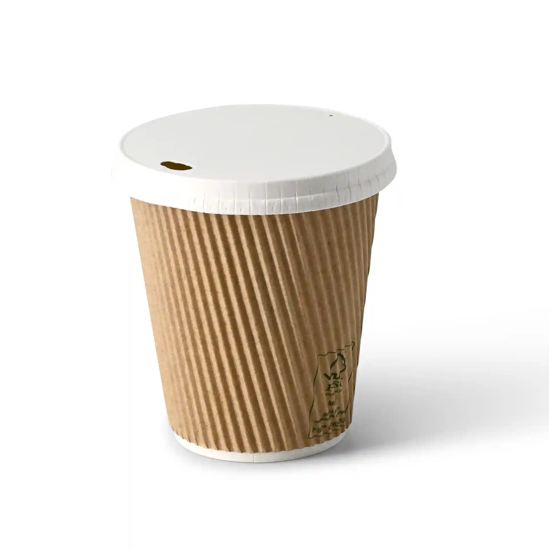 Witte papieren beker met ribbelstructuur en een witte deksel met drinkopening.