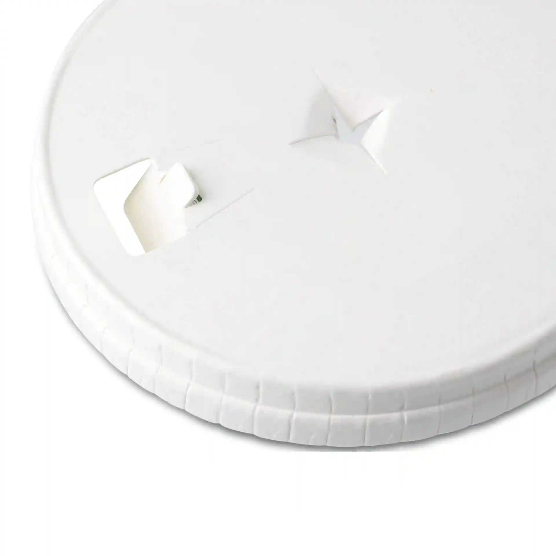 Witte papieren deksel met een drink- en rietjesgat, met een gestructureerde rand, diameter van 81 mm.