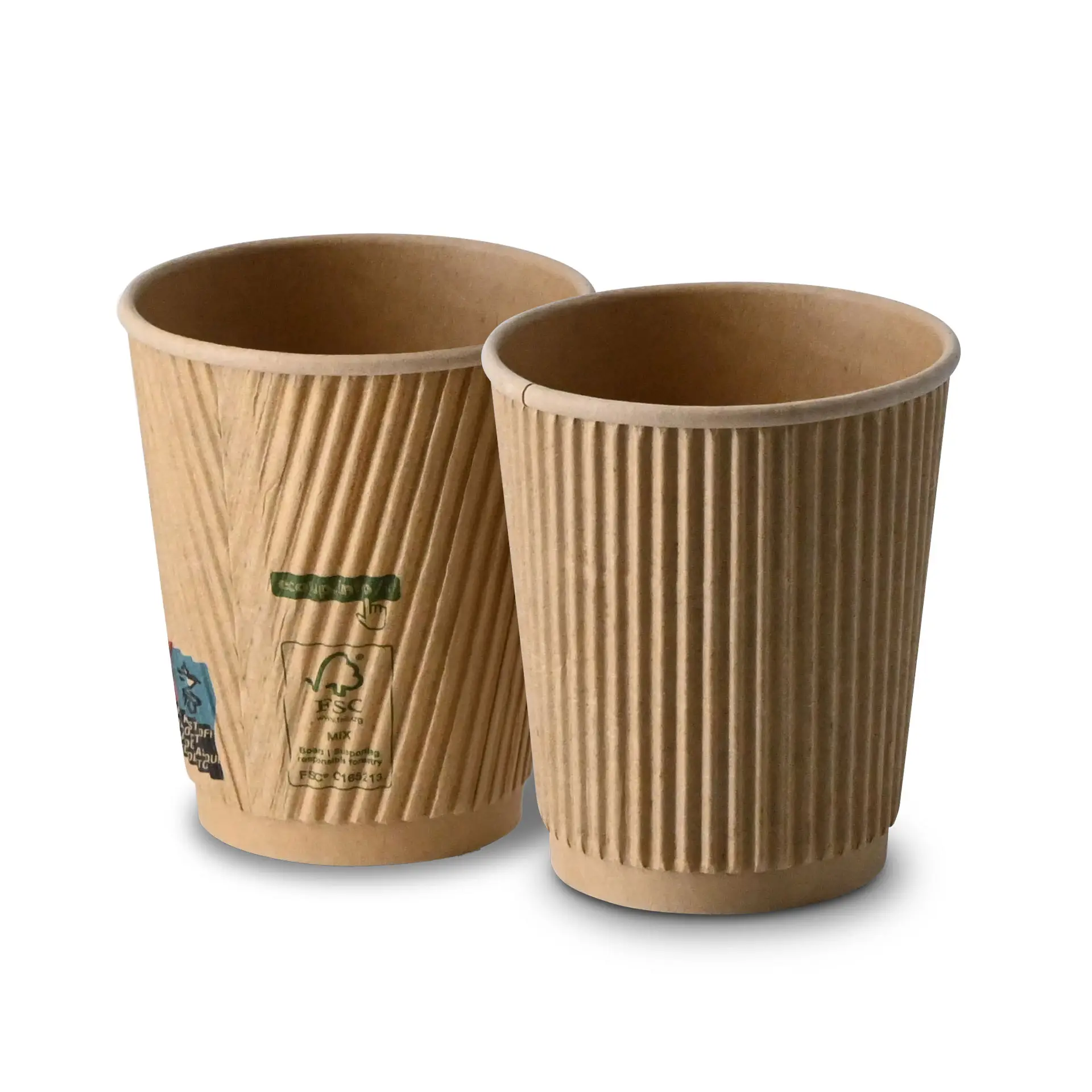Een 8 oz bruin ribbelwegwerp koffieglas met PLA-coating; een ander vergelijkbaar glas met een label met QR-code en informatie over duurzaamheid.