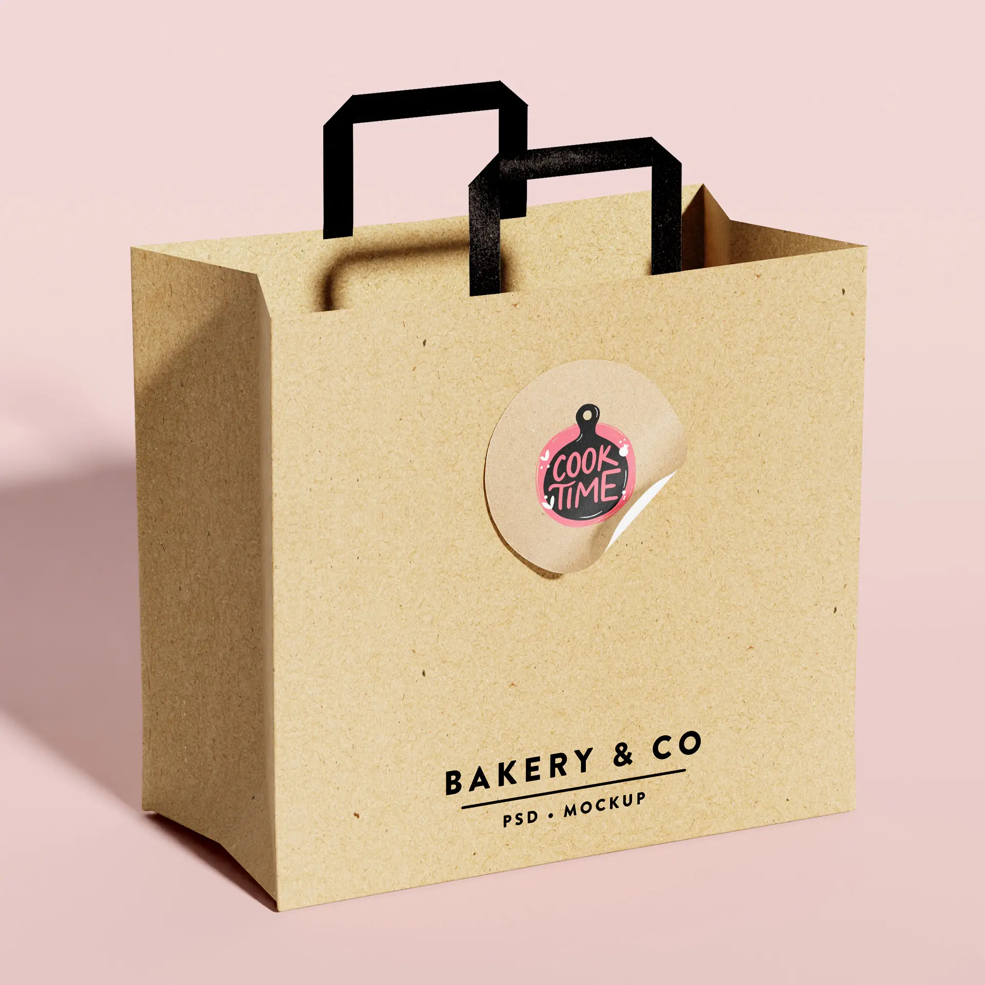 Bruine kraftpapieren tas met zwarte handvatten, met een rond label "Cook Time" en de merknaam "Bakery & Co."