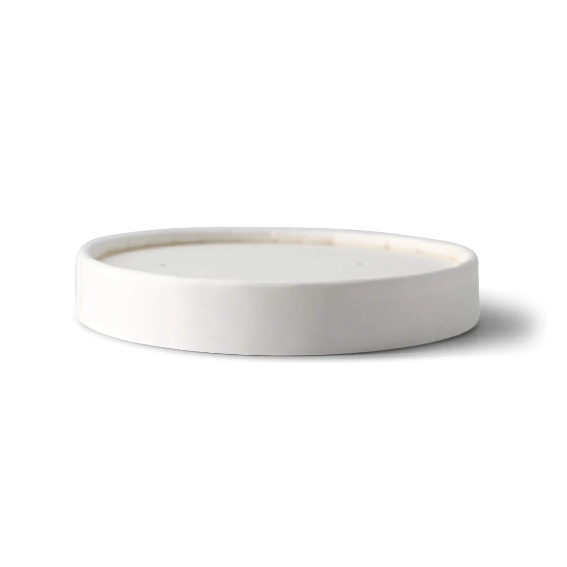 Witte kartonnen deksel met een diameter van 100 mm en een hoogte van 17 mm, zijaanzicht.