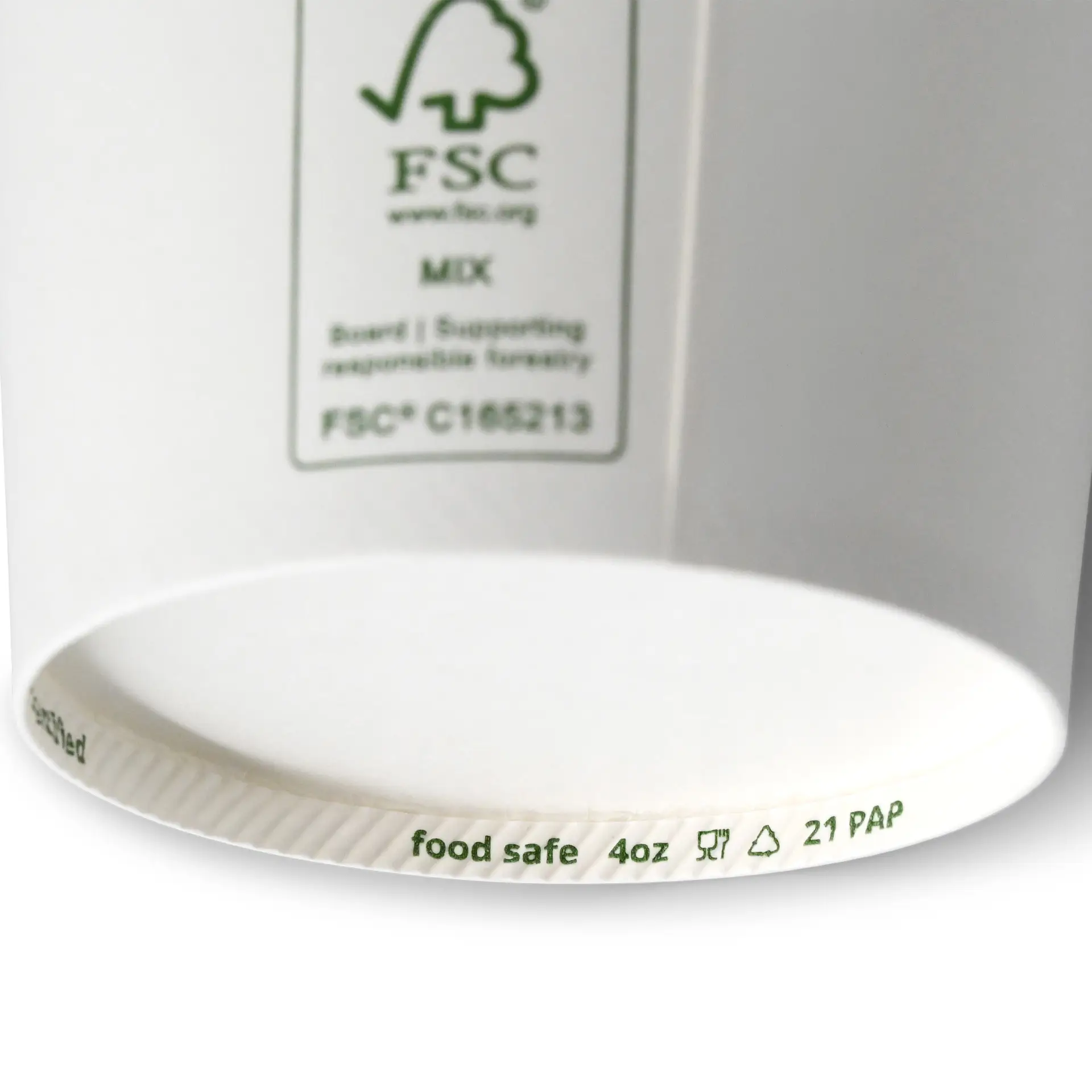 Een witte papieren beker met een zichtbaar FSC-certificeringslabel en markering die aangeeft dat hij klimaatveilig en voedselveilig is.