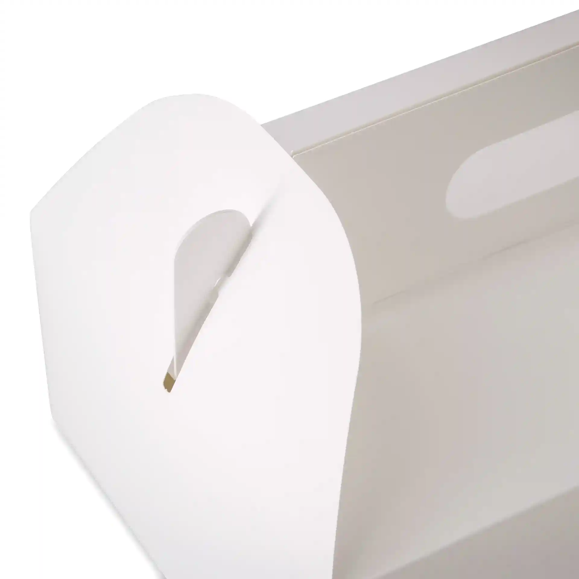 Witte rechthoekige kartonnen taartdoos met handvat, 26 x 17 x 9 cm.