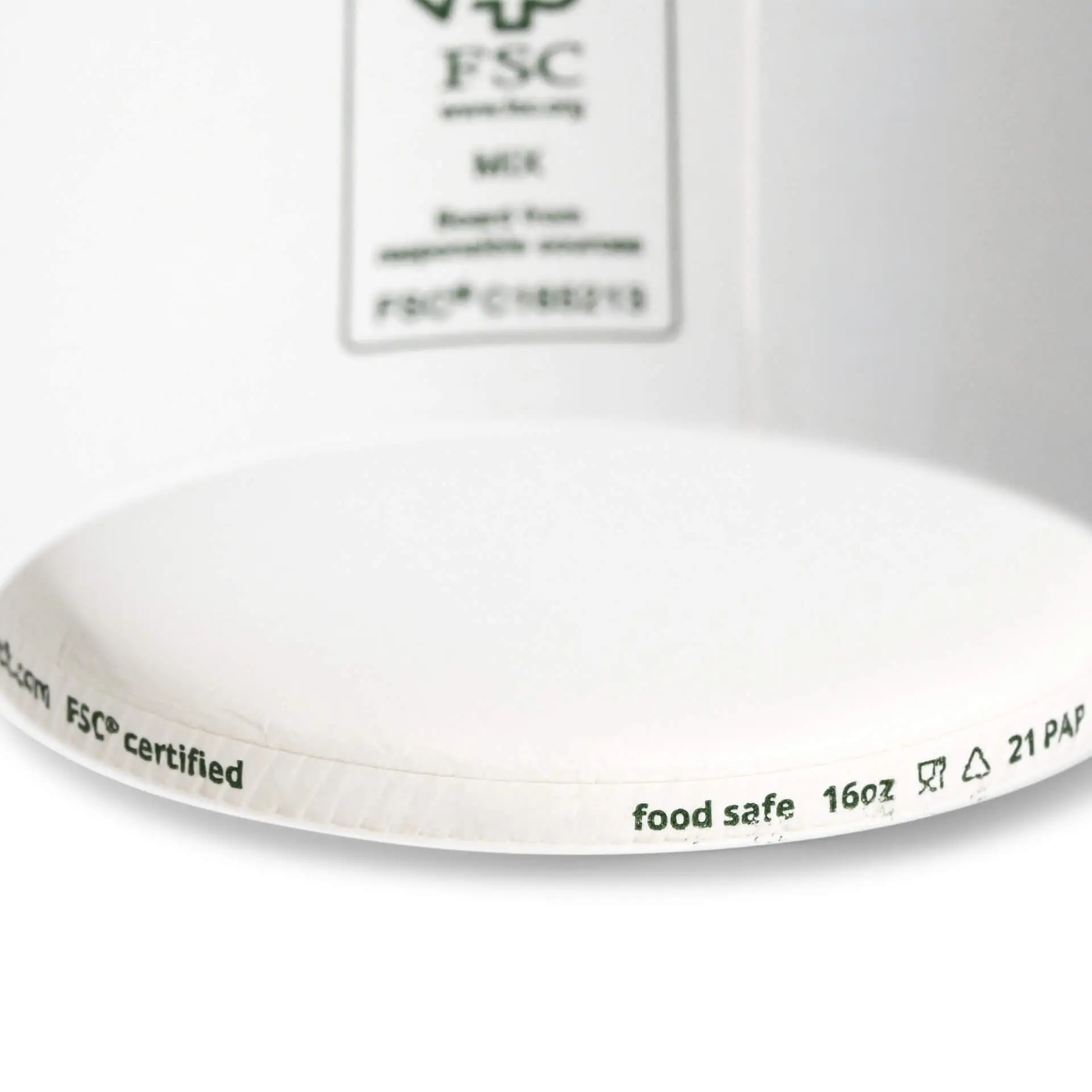 Een witte 16 oz papieren ijskop met FSC-certificeringslabel; voorzien van thuiscomposteerbare en voedselveilige markeringen.