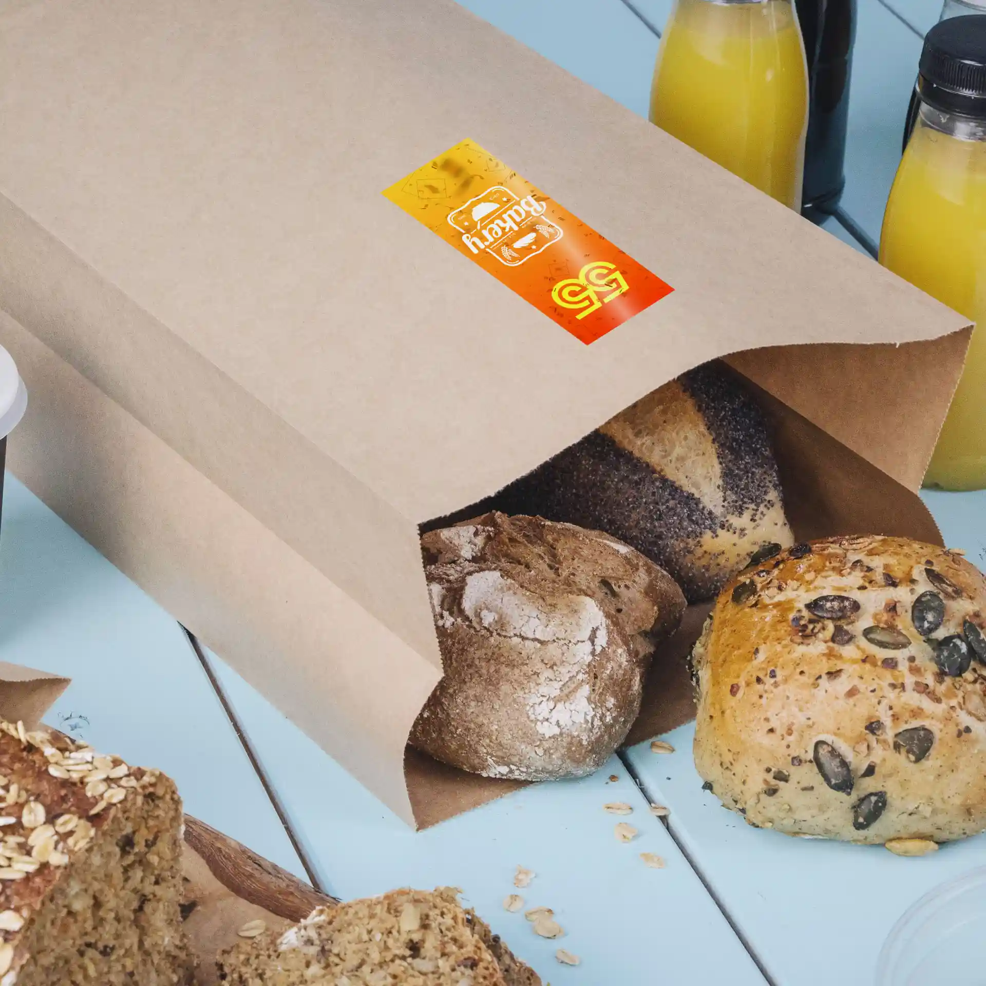 Bruine papieren zak met verschillende soorten brood, met een gedrukt label aan de voorkant.