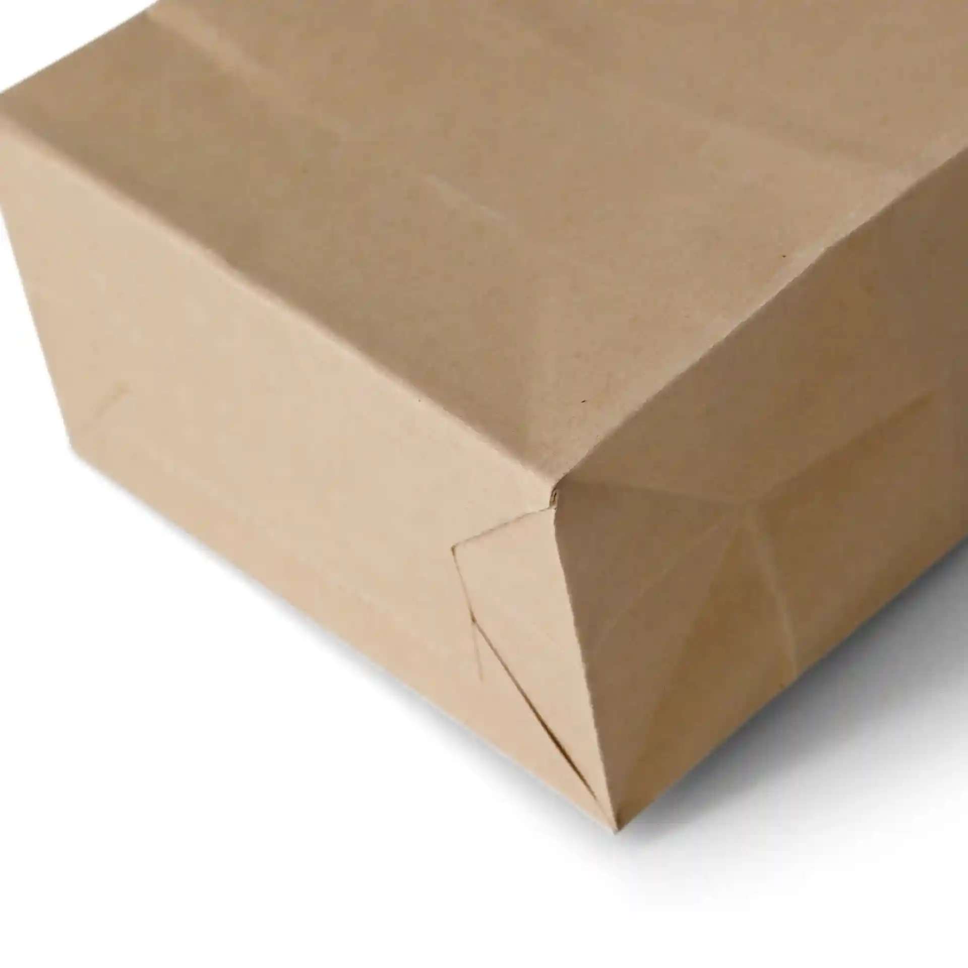 Bruine kraftpapier blokbodemzak met een metalen sluiting, toont de gevouwen hoek en bodemstructuur.