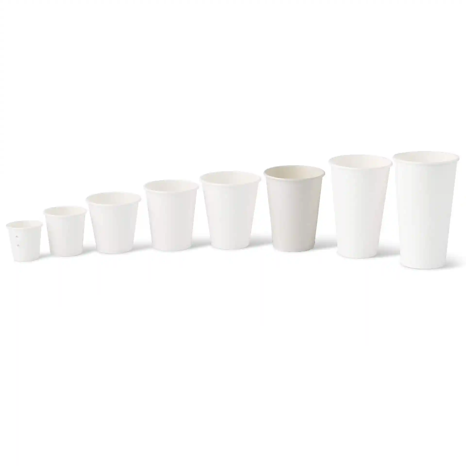 Set van acht witte papieren bekers in verschillende maten, de grootste beker heeft een inhoud van 300 ml en een diameter van 90 mm.