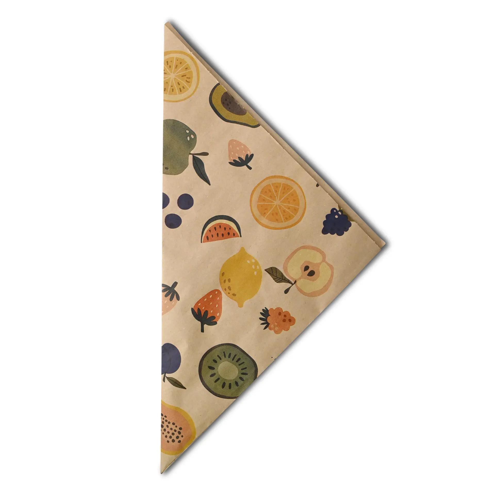 Driehoekige papieren kegel met een fruitpatroon, verschillende kleurrijke vruchten op een bruine achtergrond.