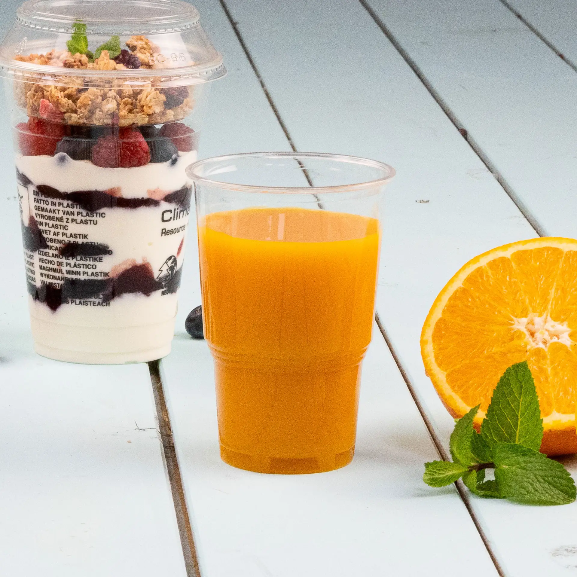 Duidelijke biologisch afbreekbare PLA-beker, 250 ml, ontworpen voor koude dranken; met gladde oppervlakte en klassiek to-go bekerontwerp.