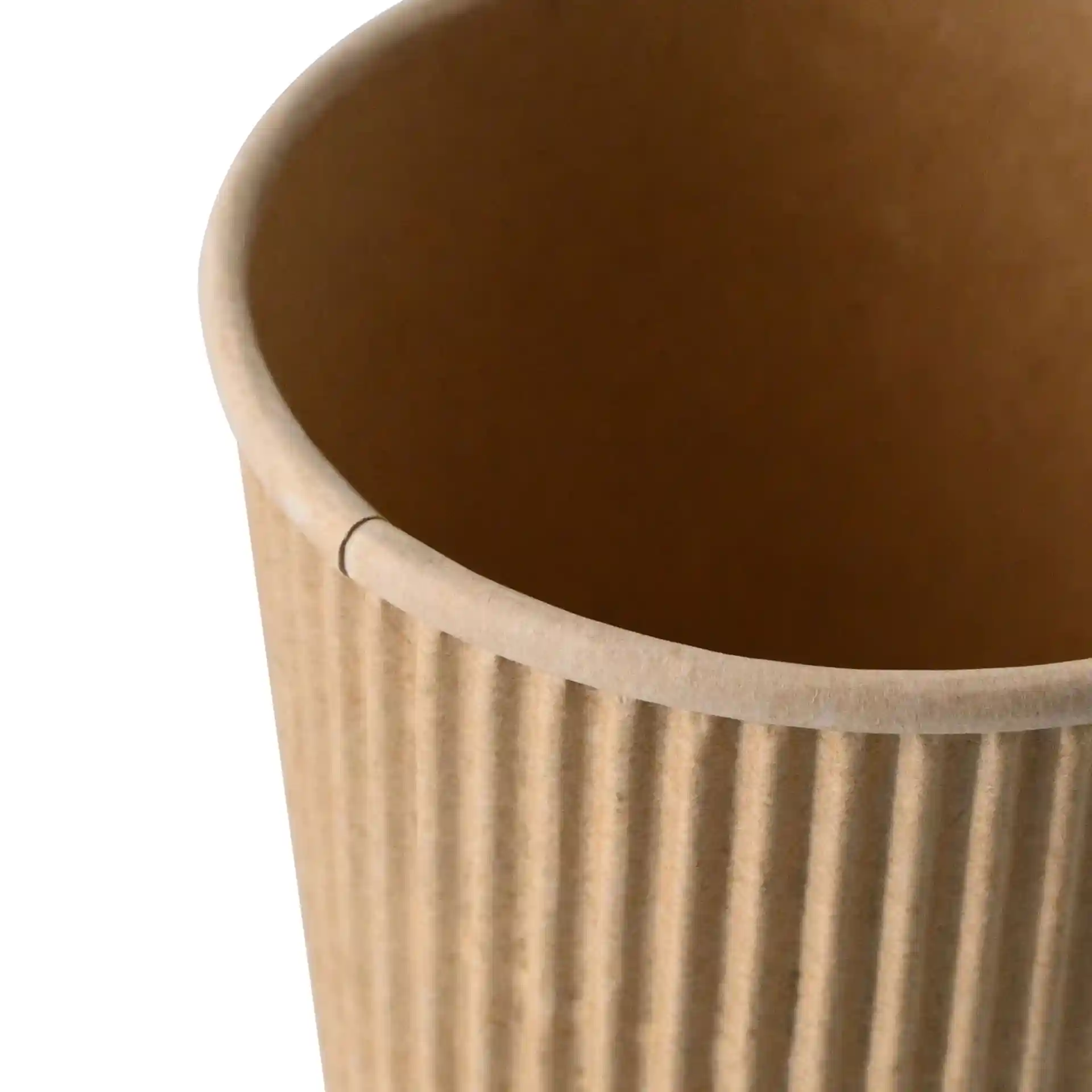 Close-up van een kraftpapier beker met ribbeltextuur, die de binnenkant en de bovenrand toont.