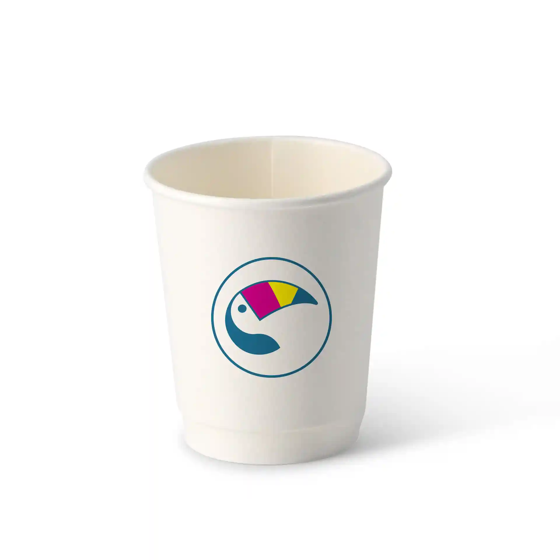 Witte dubbelwandige papieren beker met een rond logo en een kleurrijk toekanontwerp.