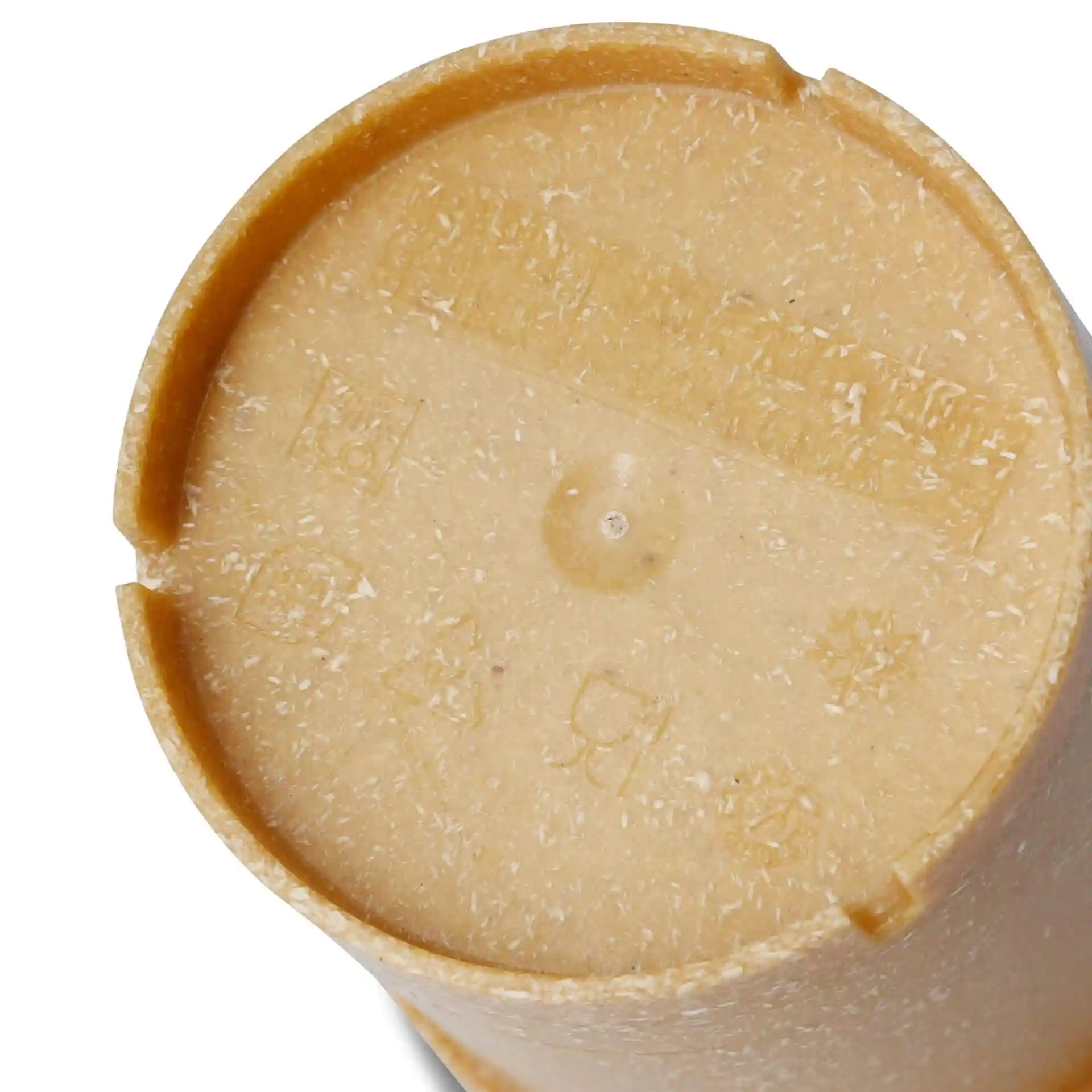 Bovenaanzicht van een bruine herbruikbare beker met een gestructureerd oppervlak en markeringen op de bodem.