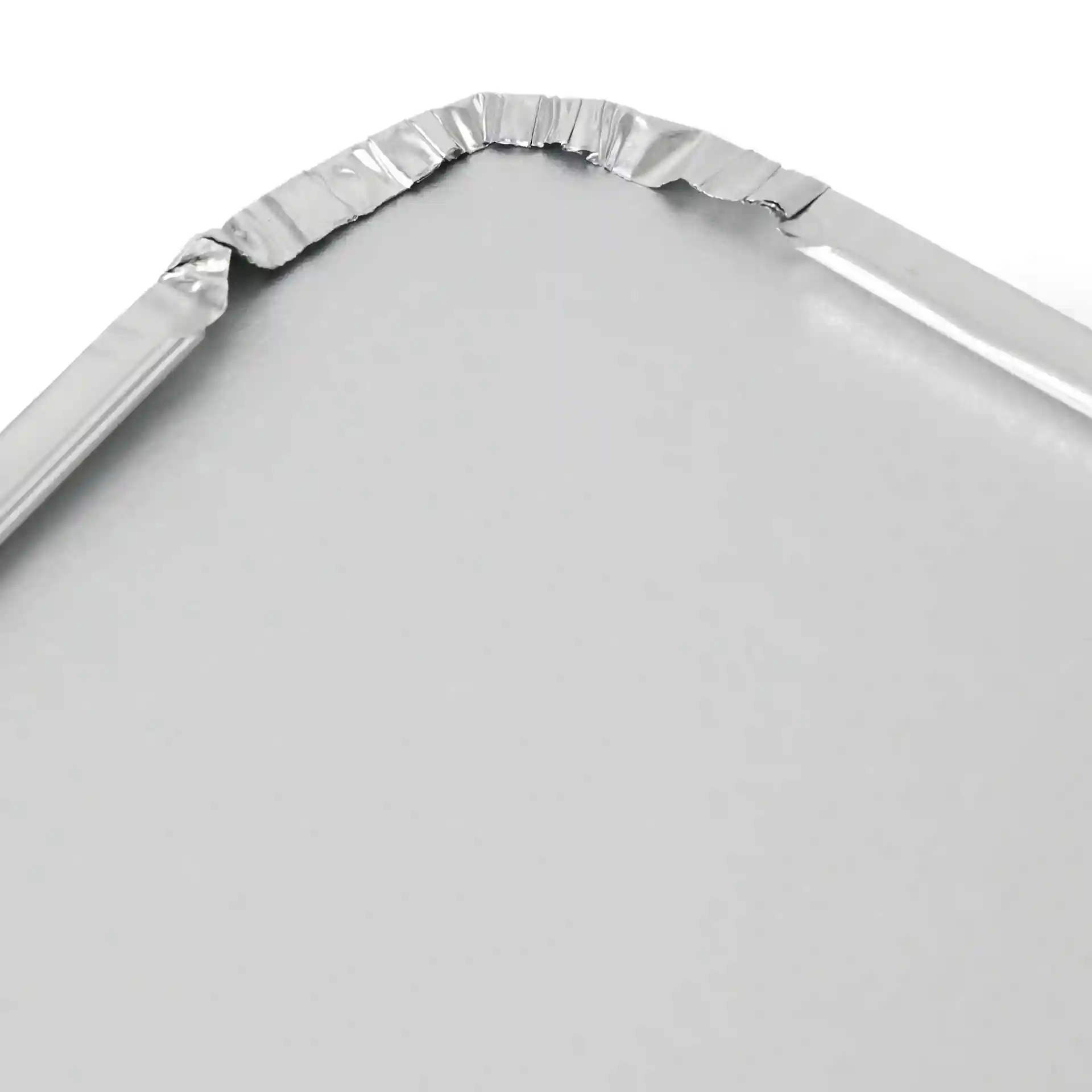Close-up van een aluminium kartonnen deksel met een gekrulde rand, ontworpen voor een rechthoekige container van 650 ml.