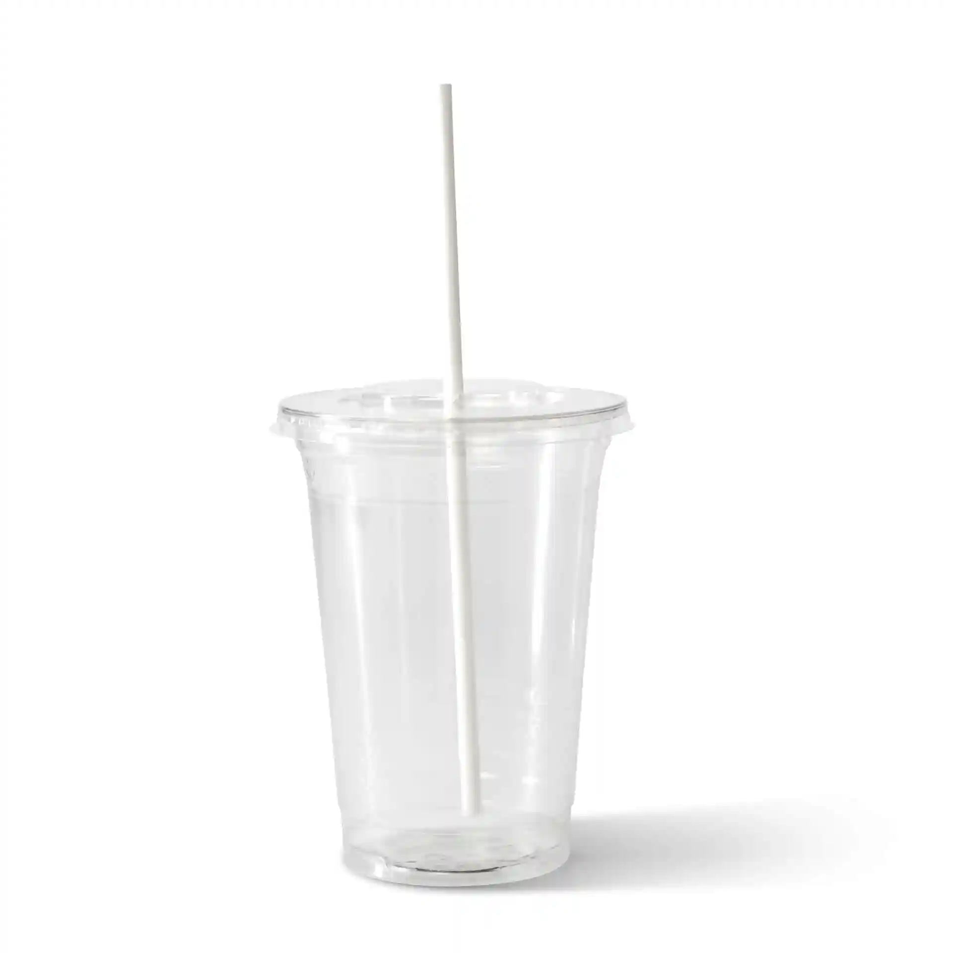 Heldere plastic beker met een witte papieren rietje, met een deksel en een gladde oppervlakte.