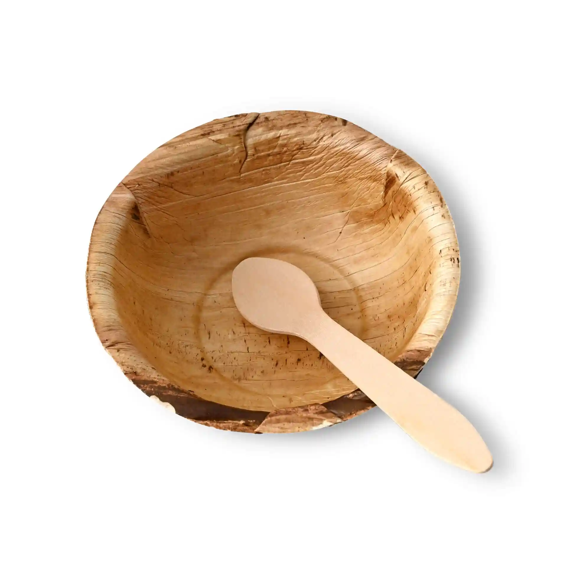 Ronde palmbladkom met een houten lepel erin, toont een natuurlijke korrelstructuur.