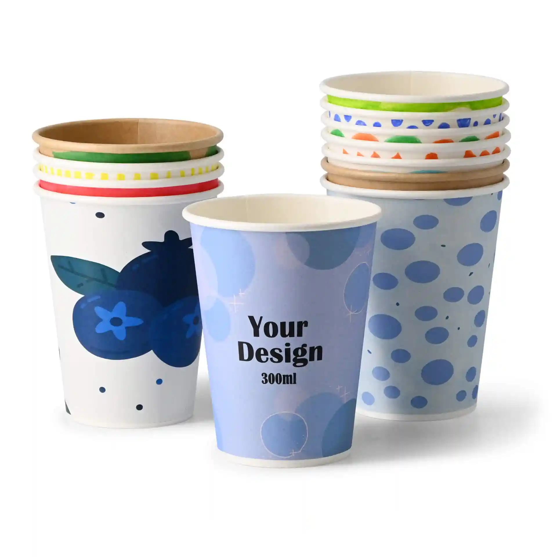 Stapeltje bekers met verschillende ontwerpen, waaronder een bosbesillustratie en een blauw stippenpatroon, op een witte achtergrond.