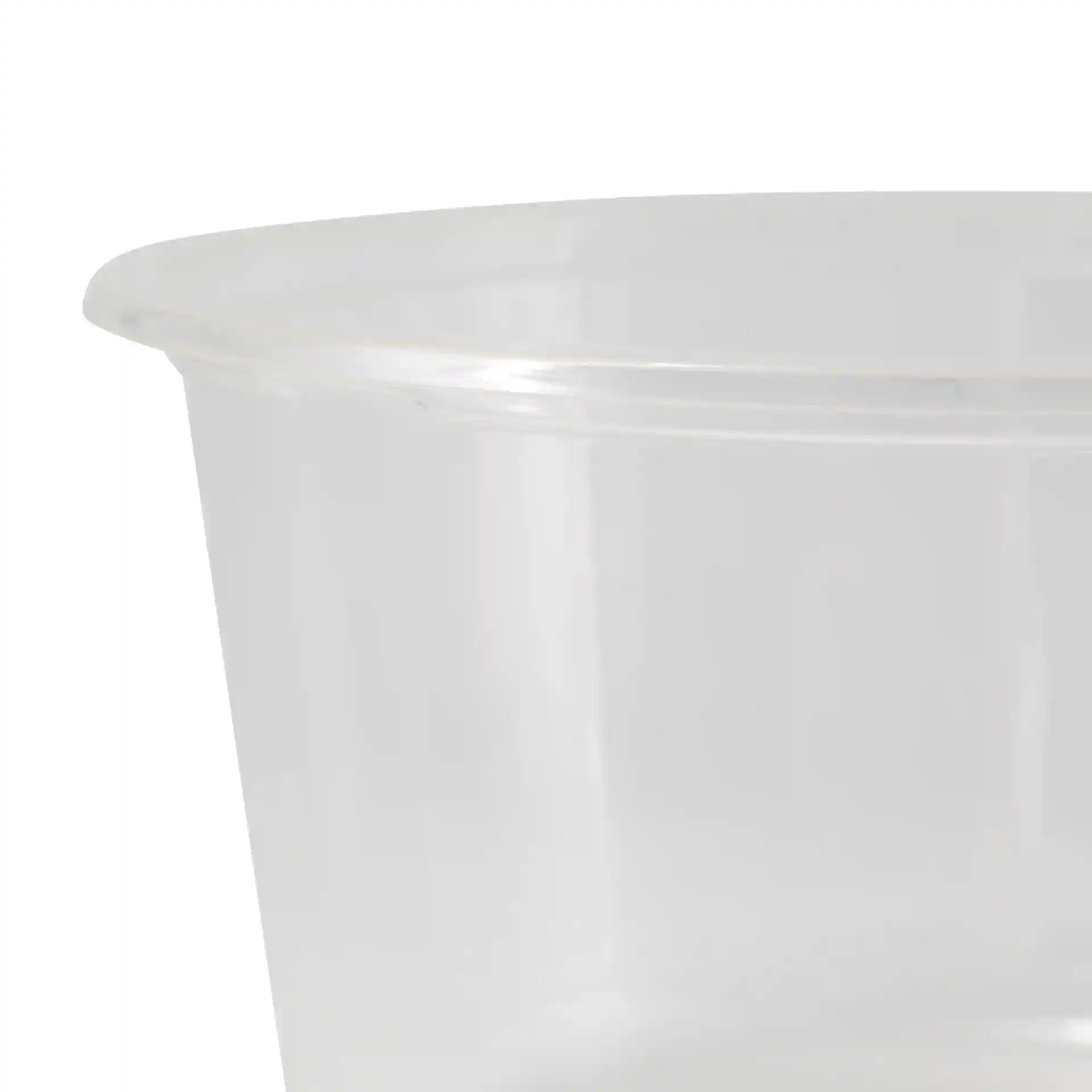 Transparante ronde deli-container met een diameter van 121 mm en een hoogte van 74 mm.