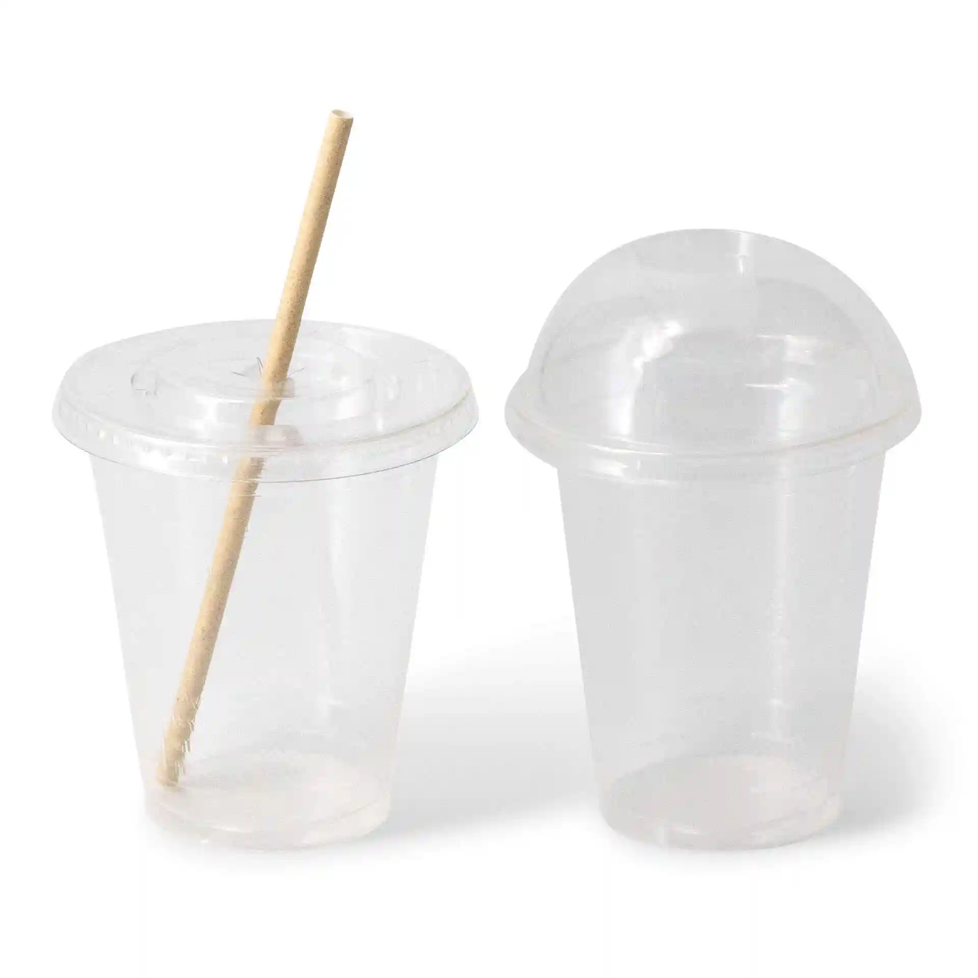 Transparante 12 oz plastic bekers met een rietje, één met een vlak deksel en één met een koepeldeksel, op een witte achtergrond.