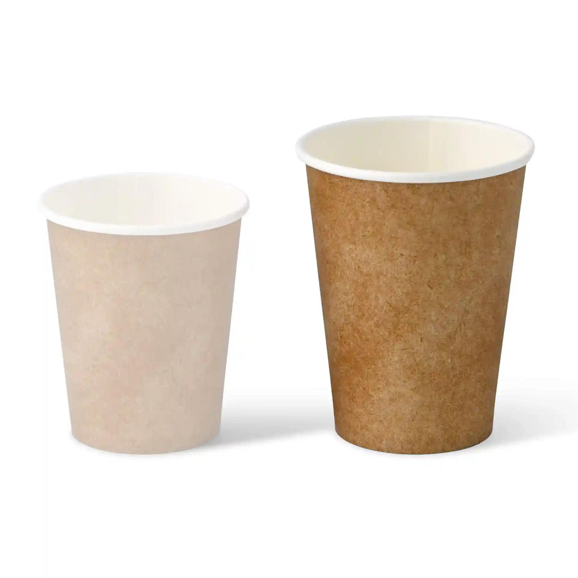 Twee papieren bekers, één bruin met een witte binnenvoering en één beige, naast elkaar weergegeven.