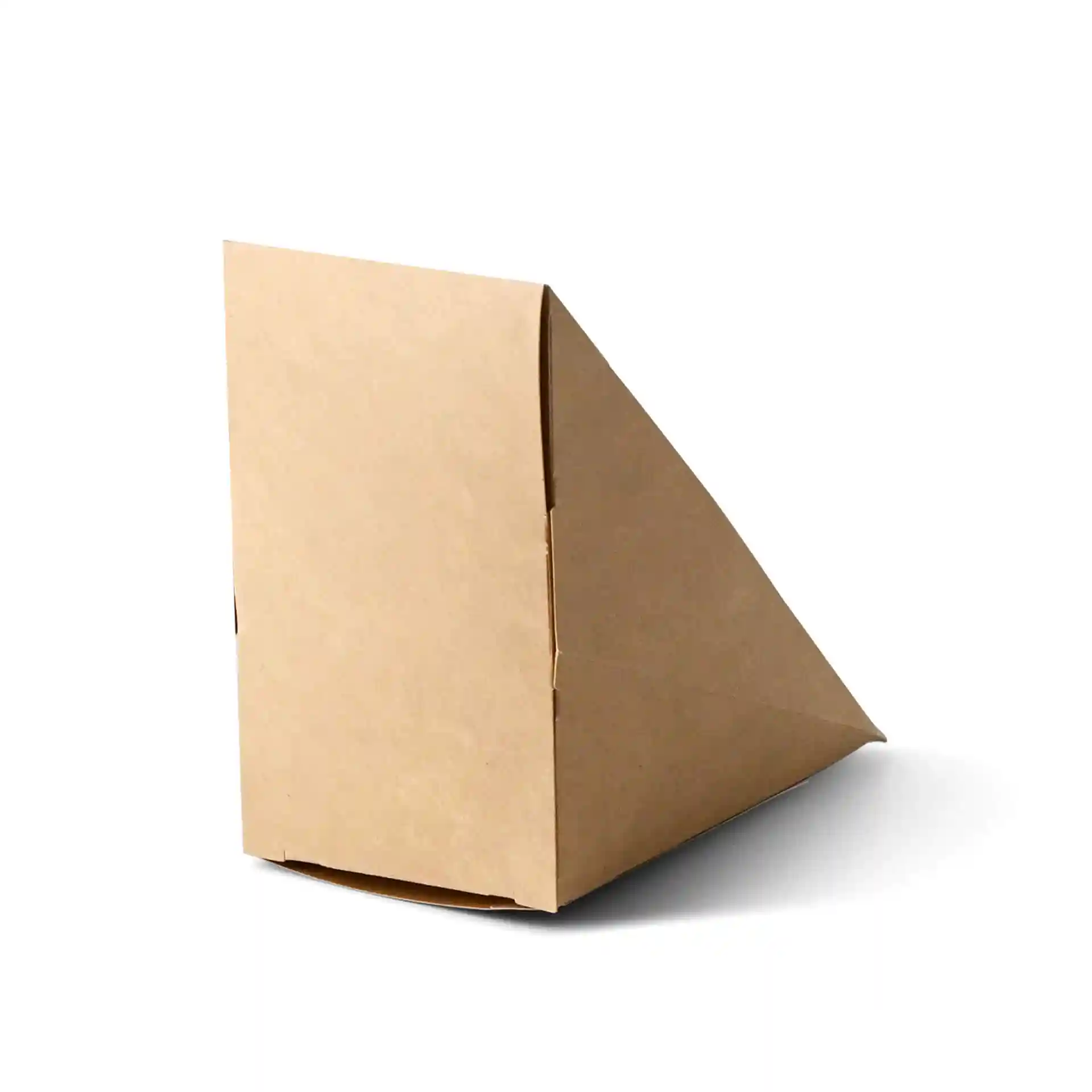 Bruine driehoekige kartonnen sandwichwig met PLA-venster, zijaanzicht op een witte achtergrond.