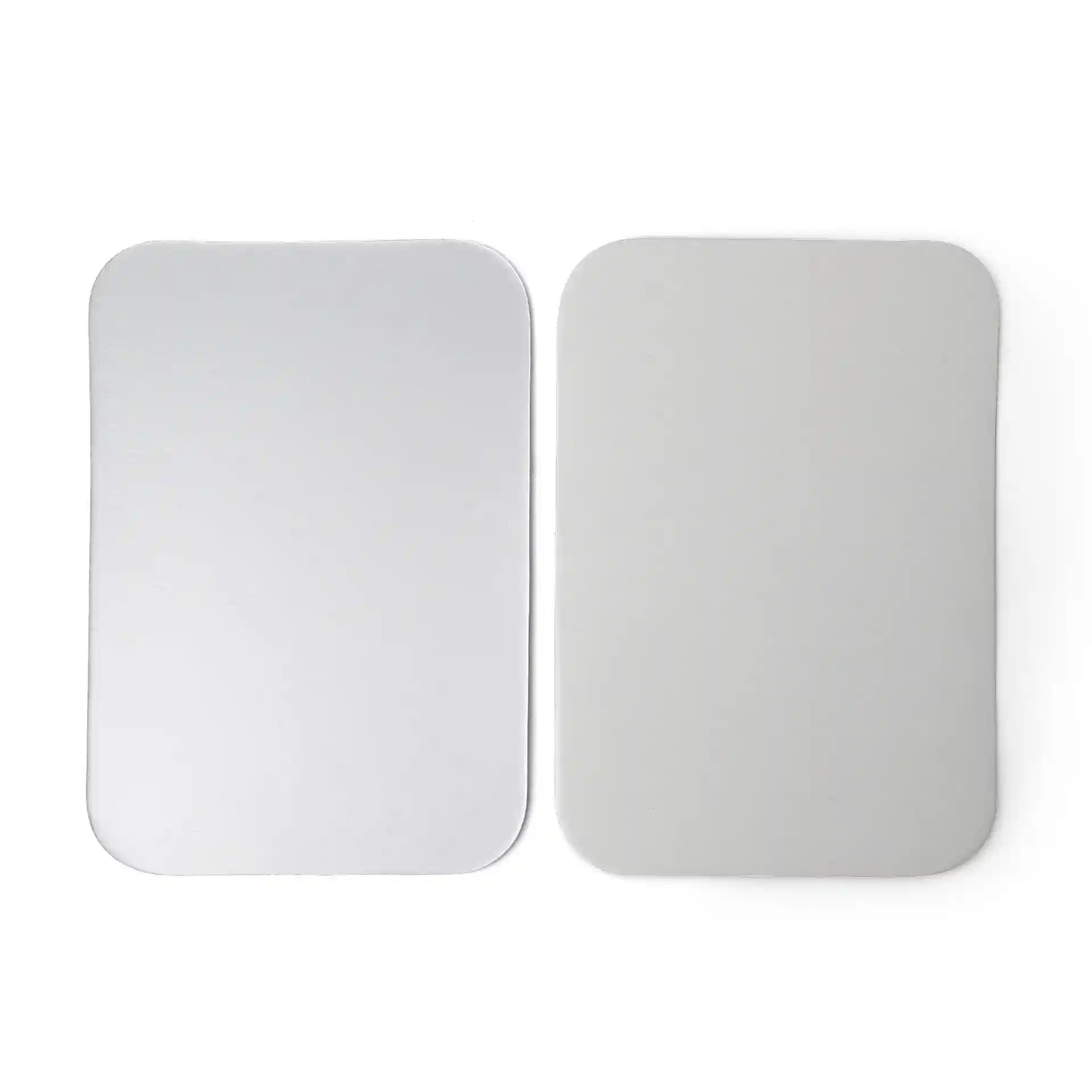Rechthoekige aluminium kartonnen deksels voor 845 ml containers, de ene met een gladde oppervlakte en de andere met een matte afwerking.