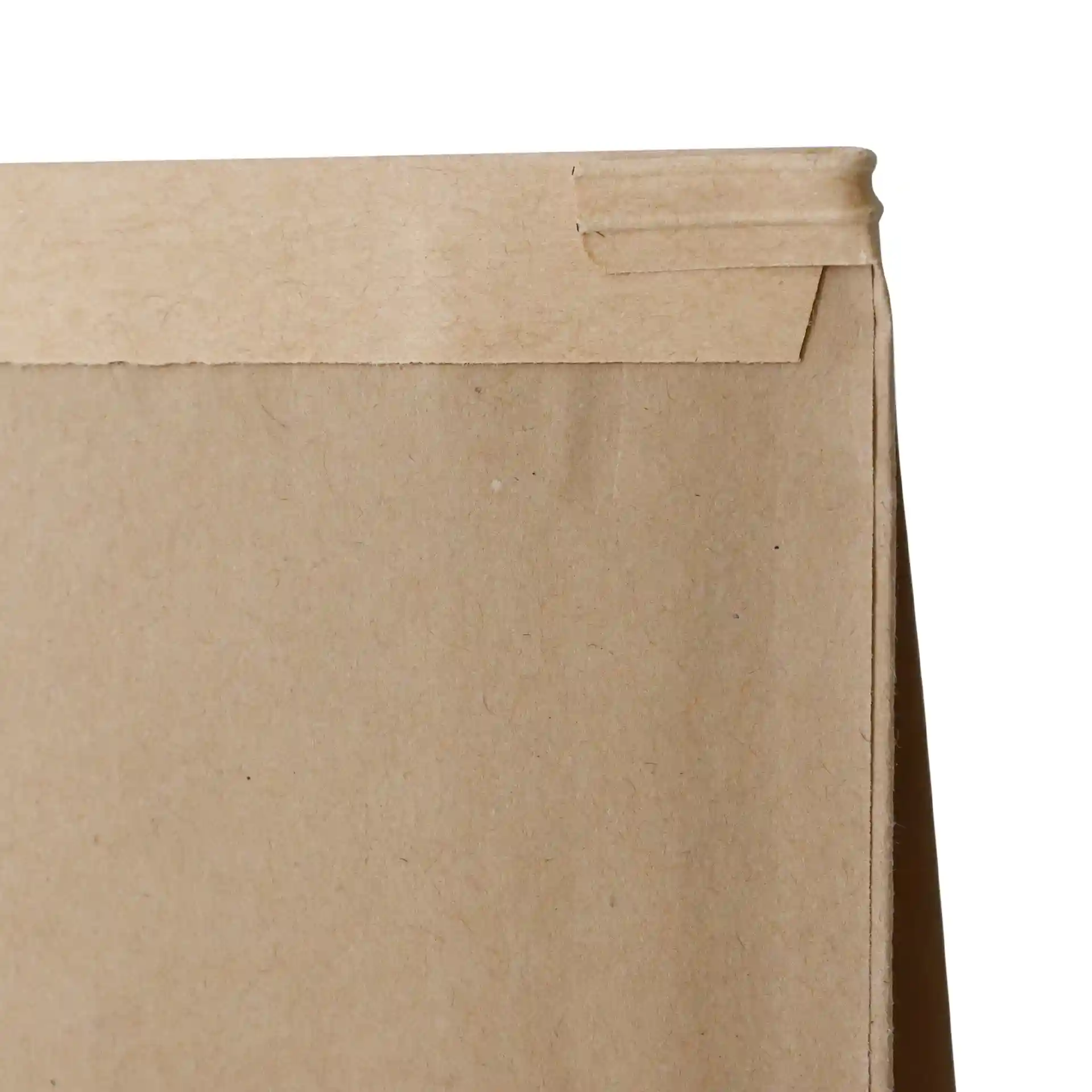 Bruine kraftpapier blokbodemzak met een tinnen sluiting, toont de bovenrand en de vouw.