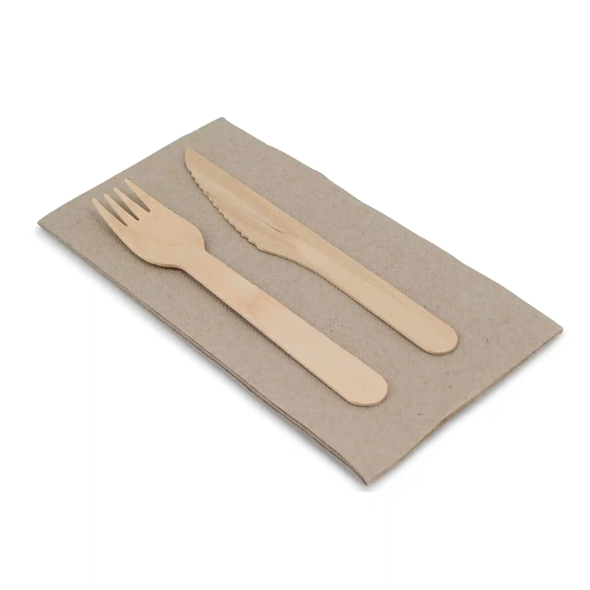 Set van houten bestek met een vork en mes op een rechthoekige ongebleekte papieren servet.