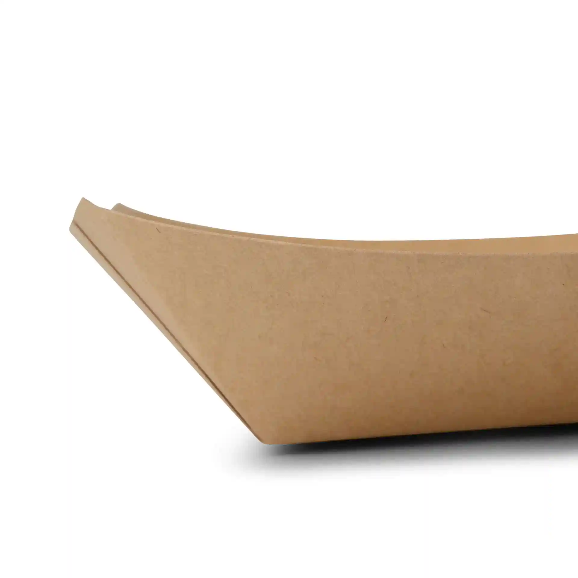 Bruine kartonnen snacktray met een gecoate oppervlakte, met een gebogen rand en een ondiep ontwerp.