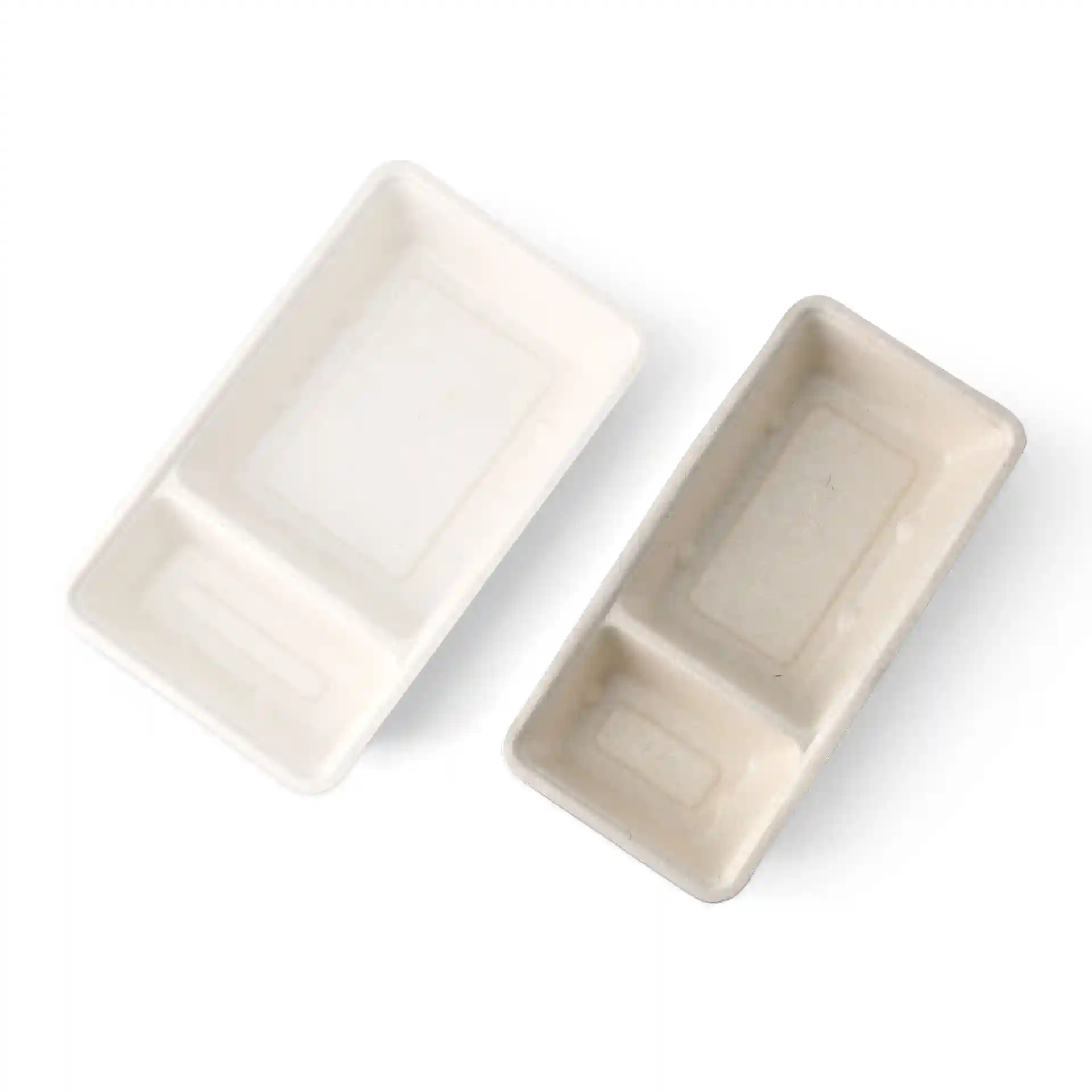 Rechthoekige crèmewitte bagasse chip tray met twee compartimenten, 9,5 x 20 x 3,5 cm.