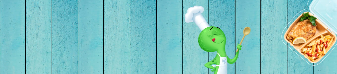 Groene cartoonchef met een lepel naast een voedselcontainer; blauwe houten achtergrond.