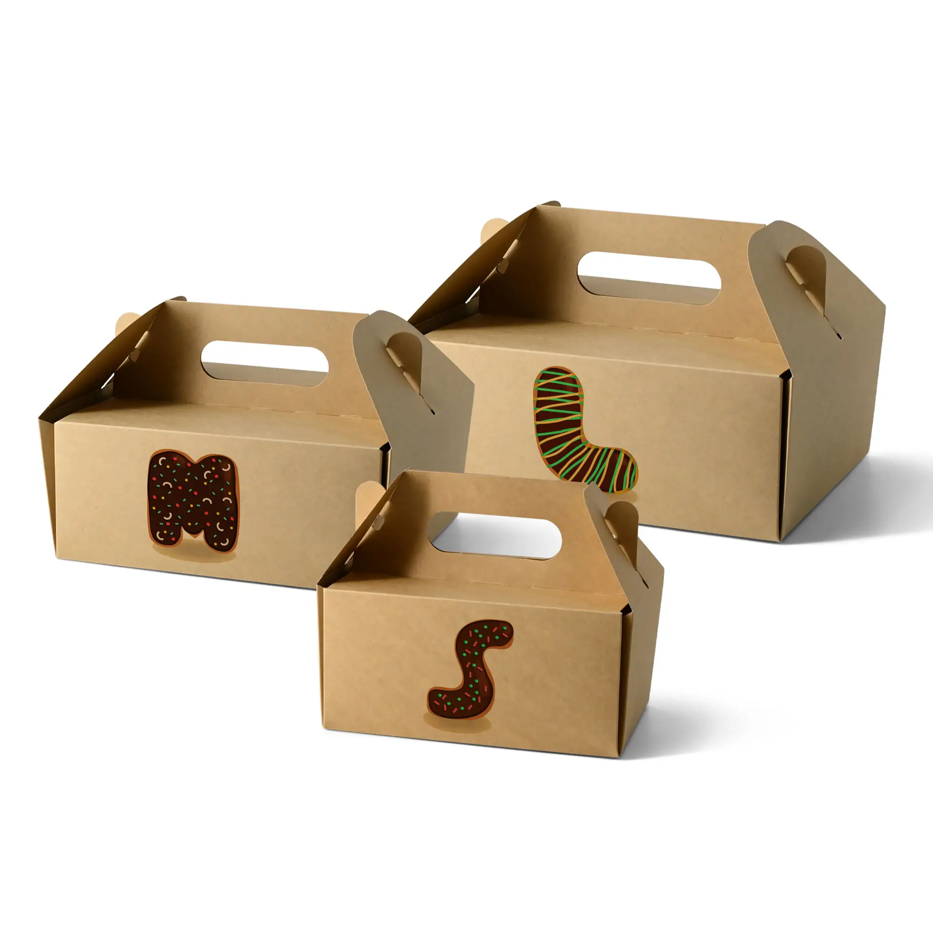 Drie bruine op maat gemaakte taartdozen met handvatten, met decoratieve letters aan de voorkant.