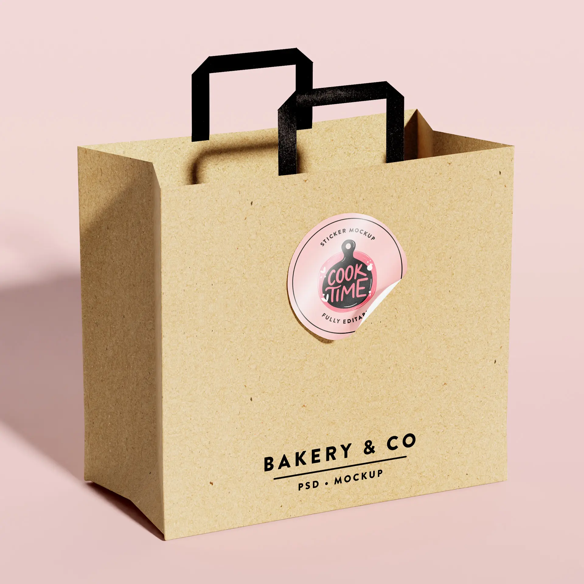 Bruine kraftpapier zak met zwarte handvatten en een ronde sticker met "Kooktijd" en branding.