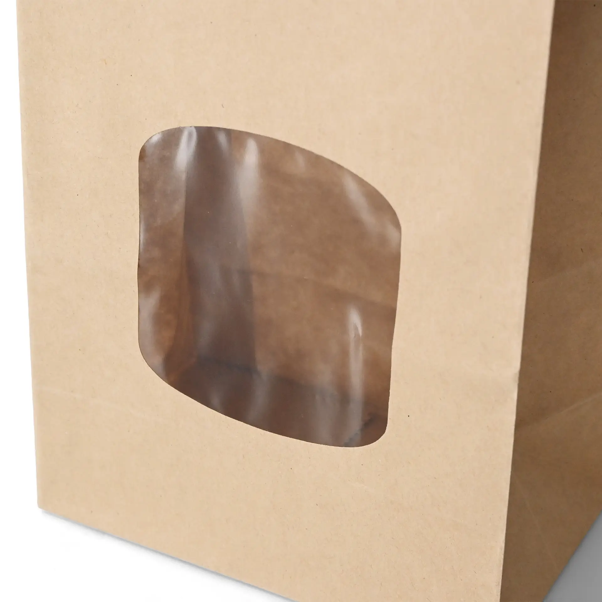 Bruine kraftpapieren tas met een helder plastic venster, blokbodem en metalen sluiting.