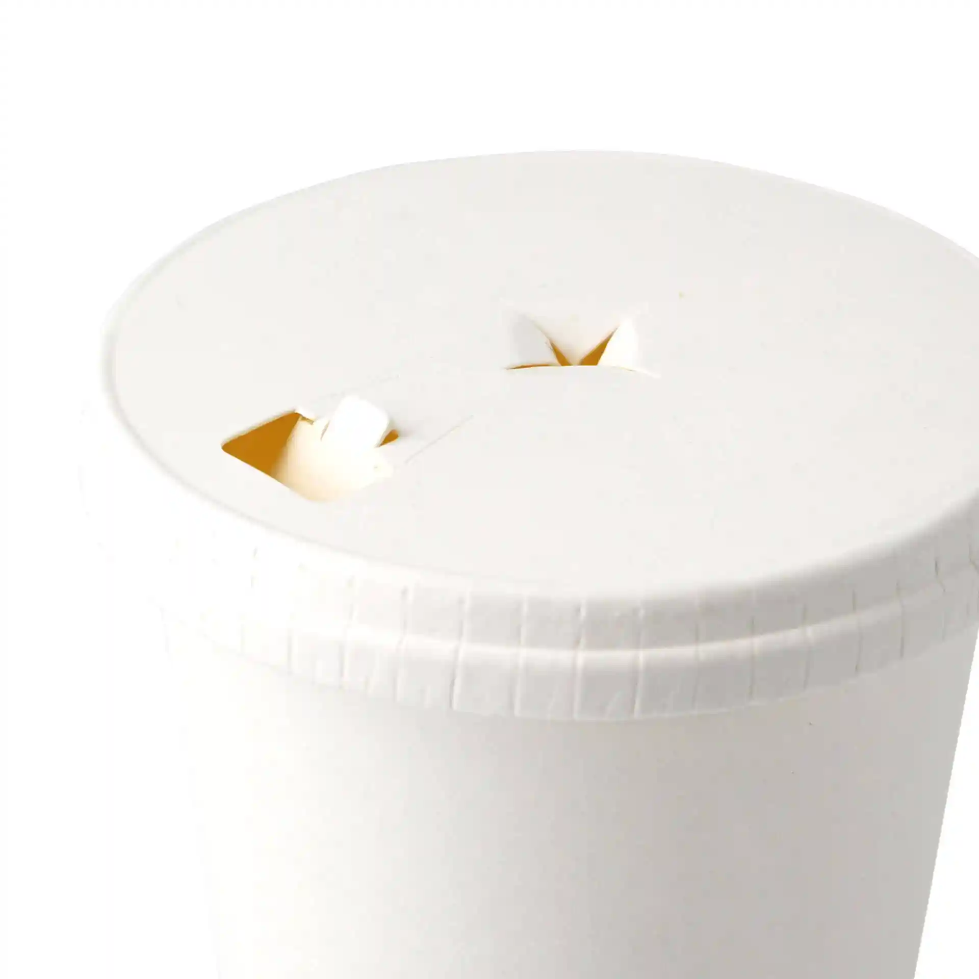 Witte papieren deksel met een drink- en rietjesgat, ontworpen voor bekers met een diameter van 81 mm.