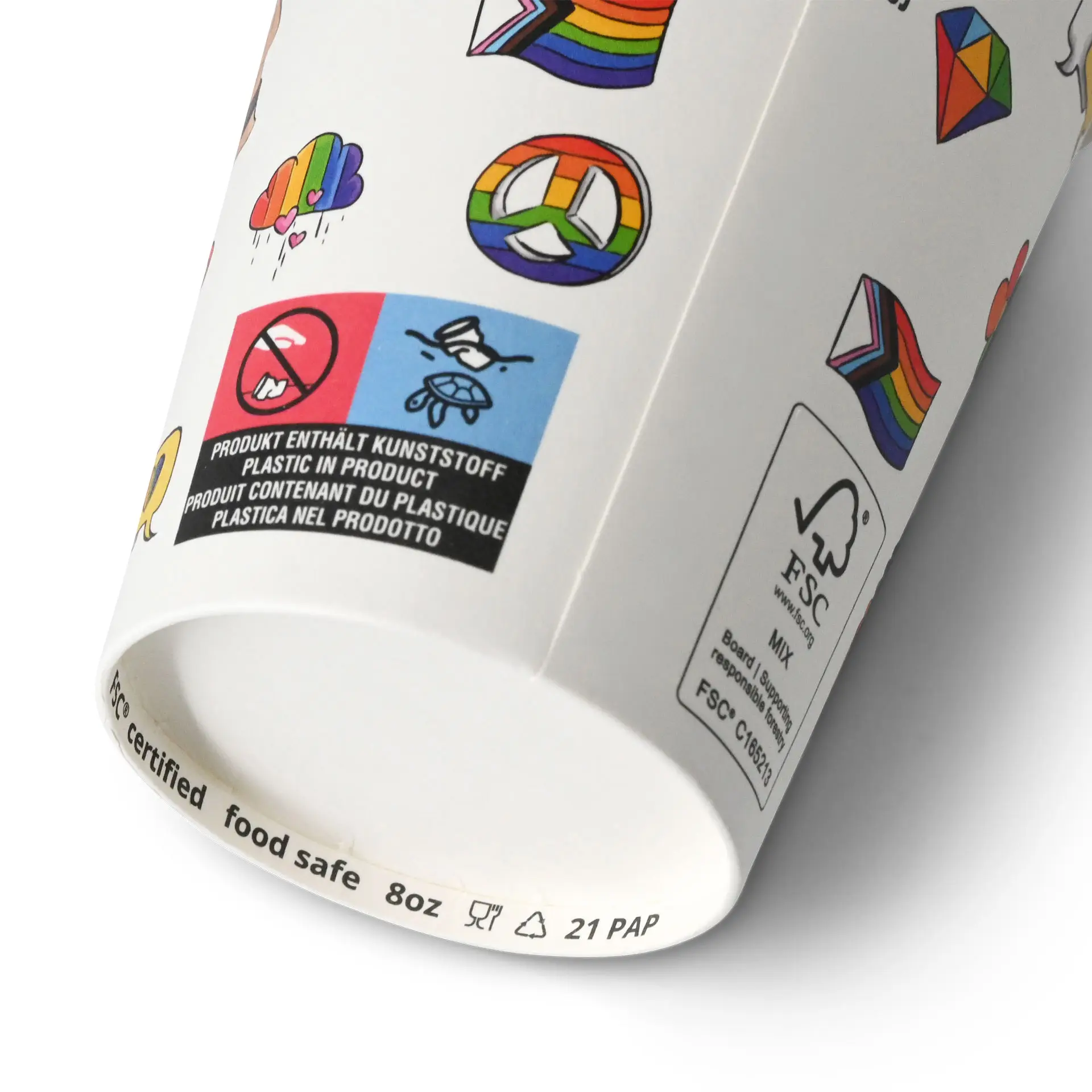 Witte papieren beker met bedrukte ontwerpen, waaronder regenbogen en symbolen, met een blauw label en een certificeringsmerk.