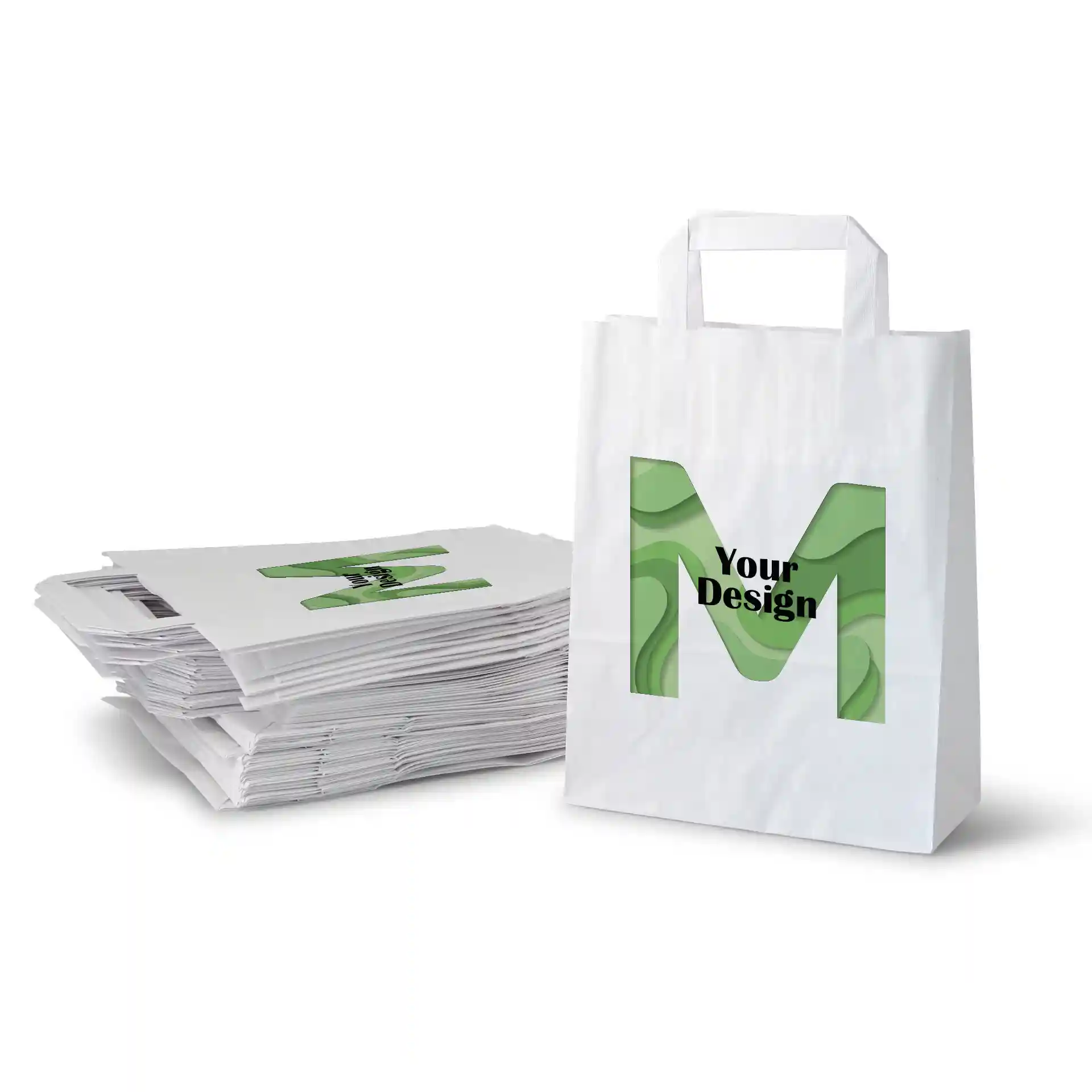 Witte papieren draagtas met een groen ontwerp met de letter 'M' en de tekst 'Jouw Ontwerp', naast een stapel platte tassen.