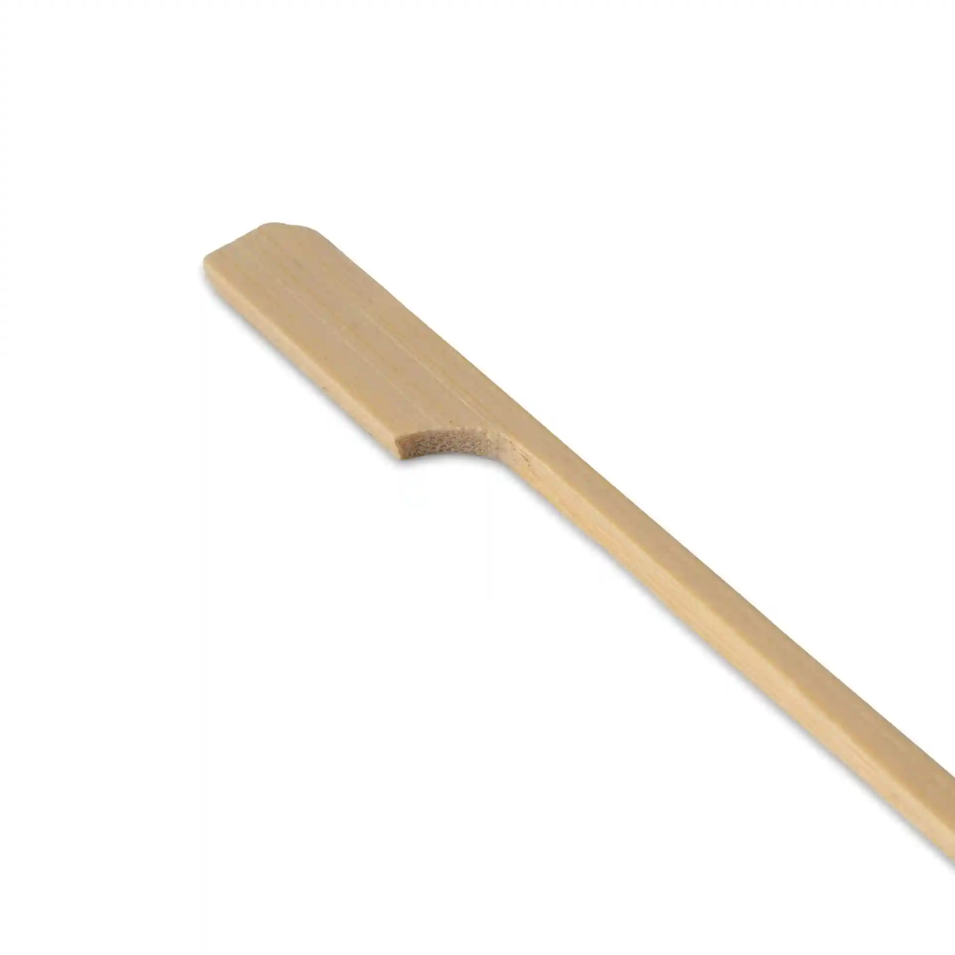 Bamboe prikker, 12 cm lang, met een platte punt en onbehandeld bruine oppervlakte.