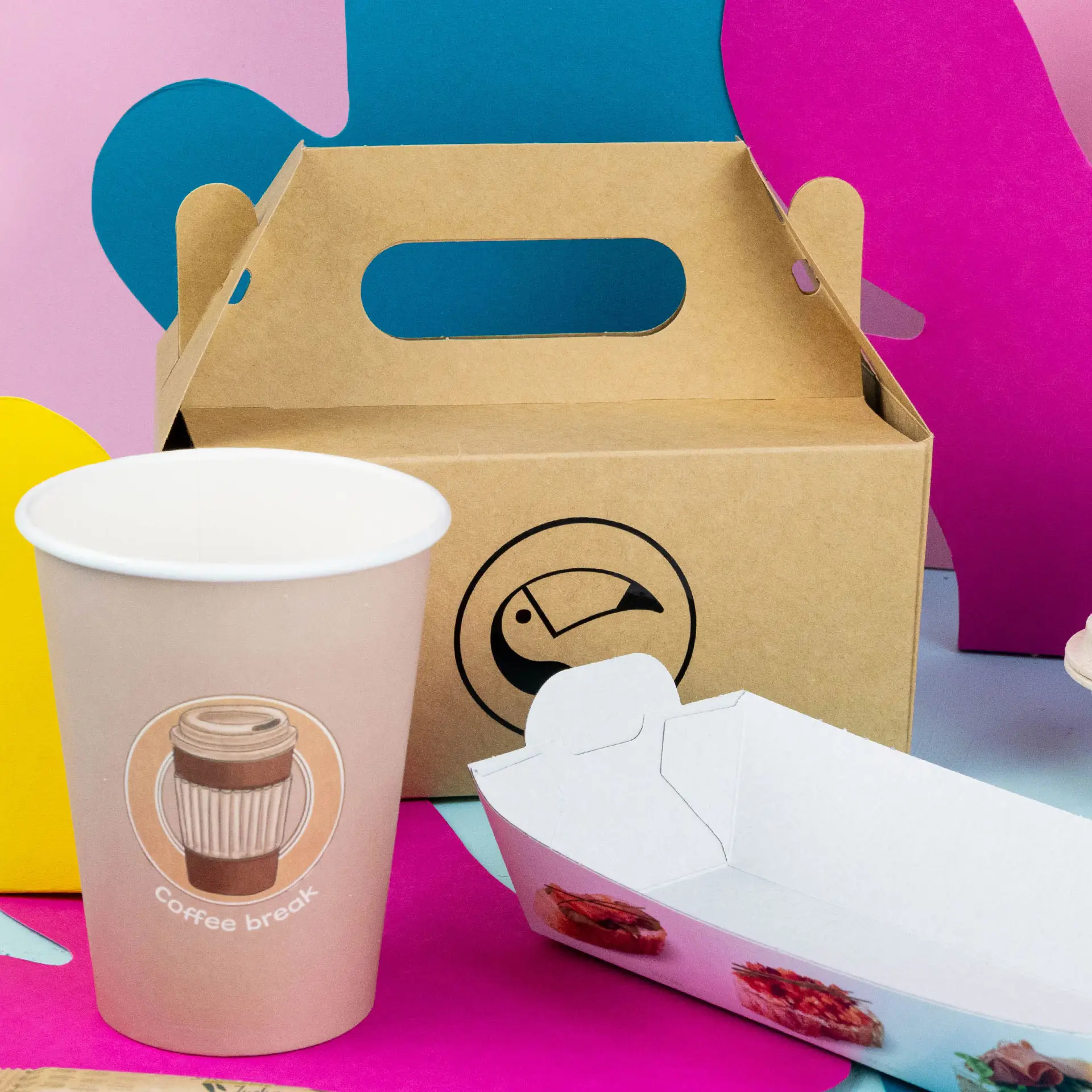 Bruine op maat gemaakte taartdoos met handvat, een drinkbeker met label en een witte voedselcontainer.