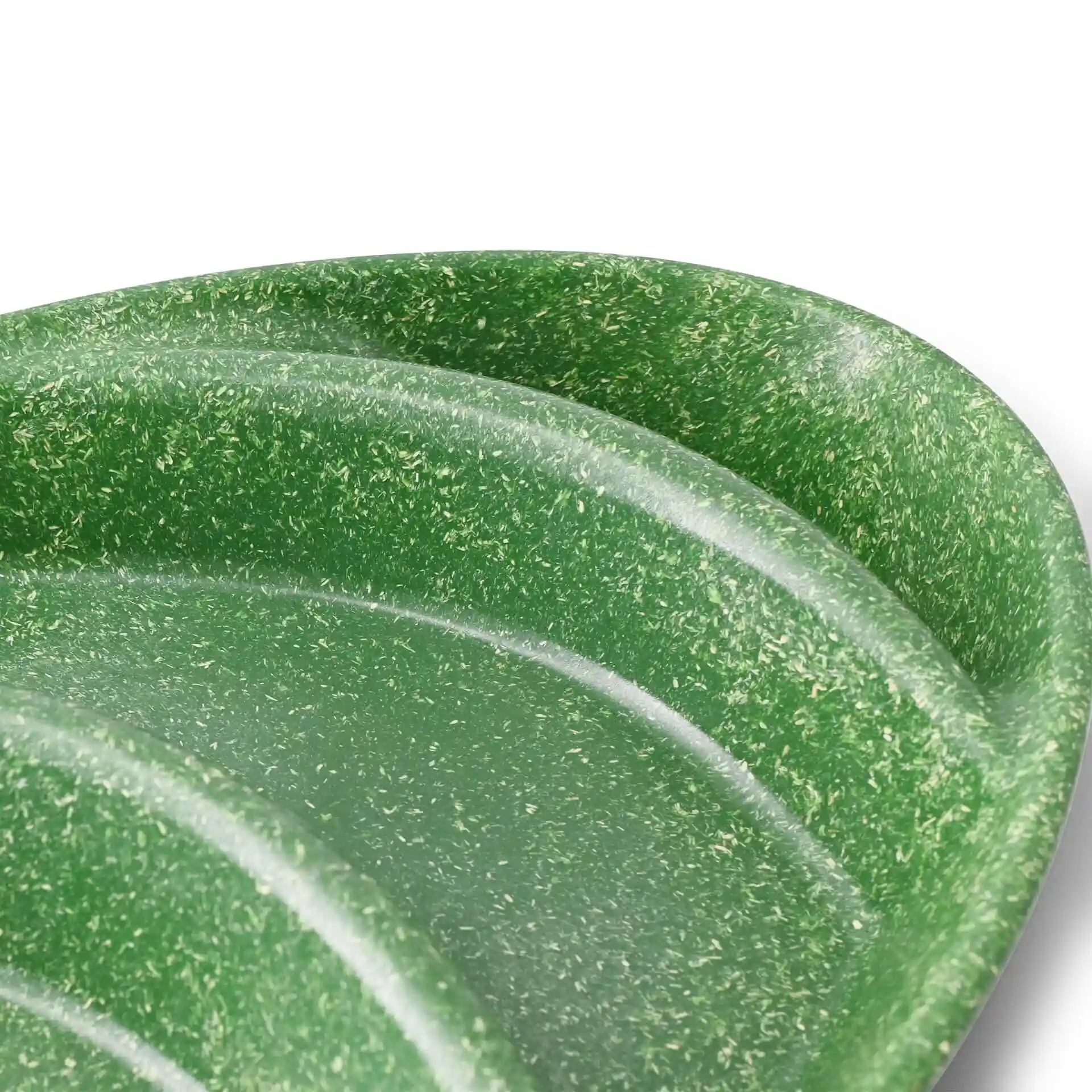 Groen herbruikbaar menubord met drie compartimenten, druppelvorm, gemaakt van biocomposietmateriaal.